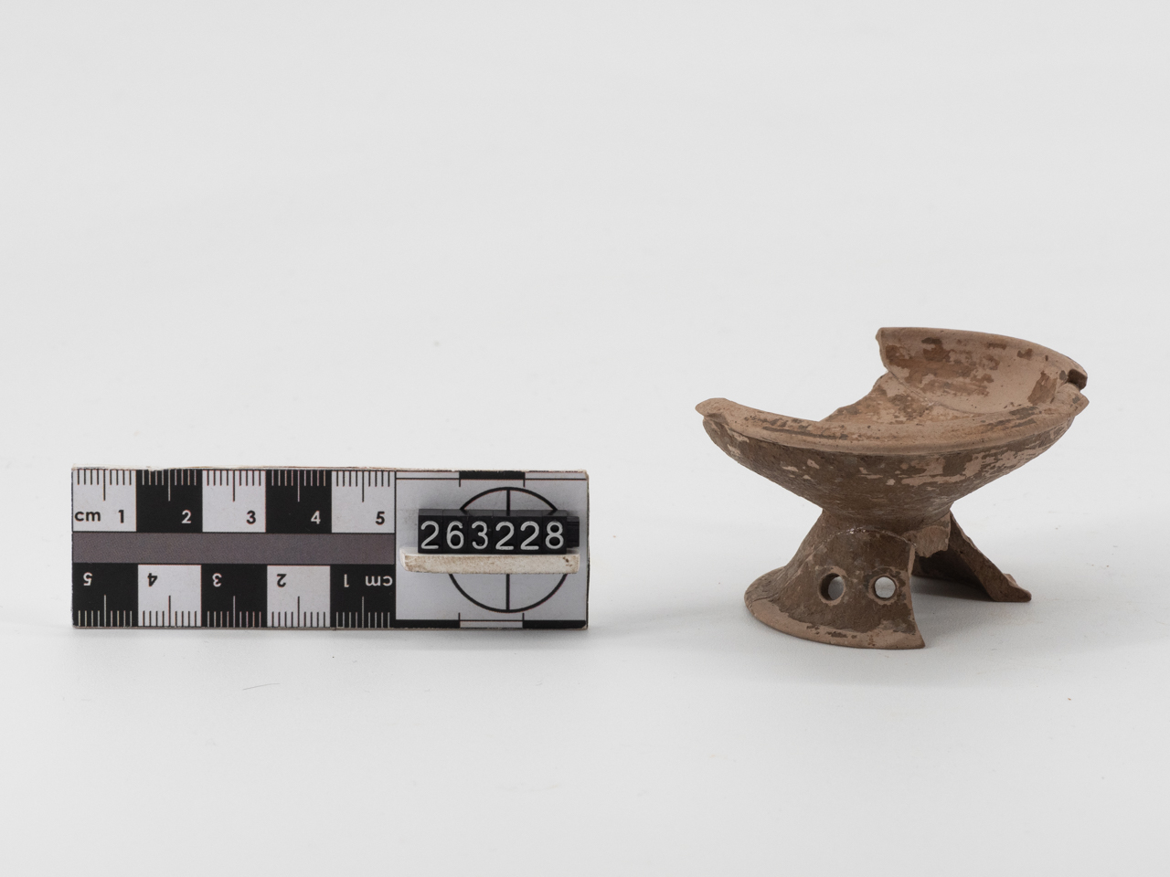 coppetta/ su alto piede, forma ricostruibile (prima metà V a.C)