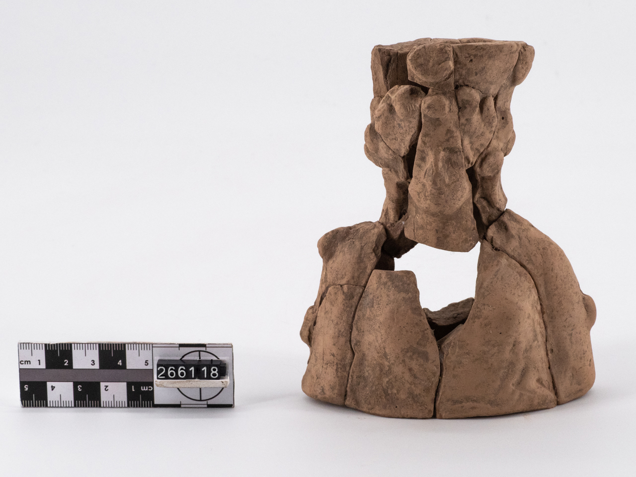 busto/ femminile, forma parzialmente ricostruibile - lucana (IV a.C.-III a.C)