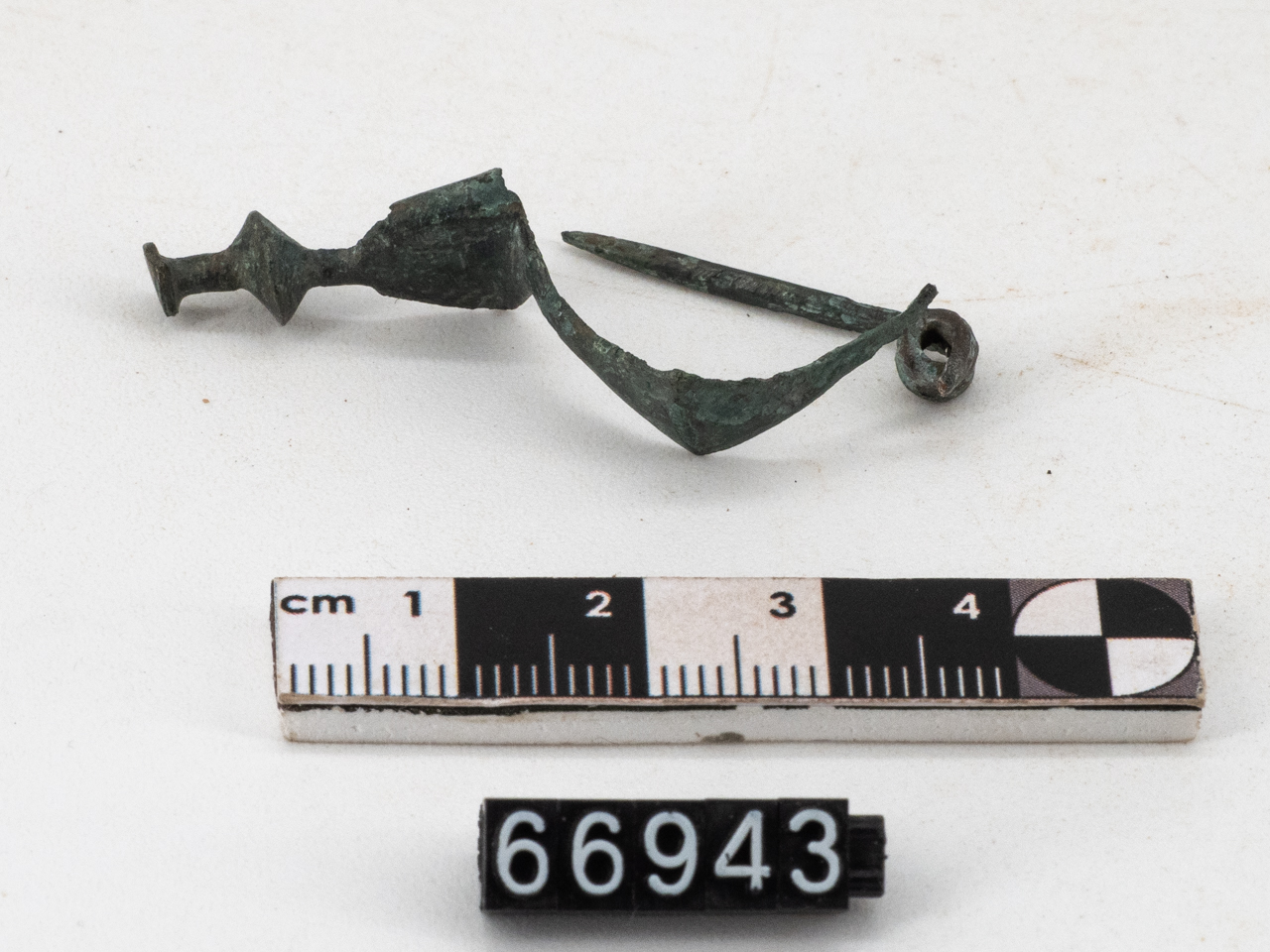 fibula/ ad arco ingrossato a gomito (seconda metà IV a.C)