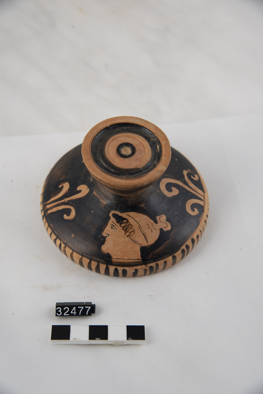 Volto femminile (lekanis/ coperchio) (SECOLI/ IV a.C)