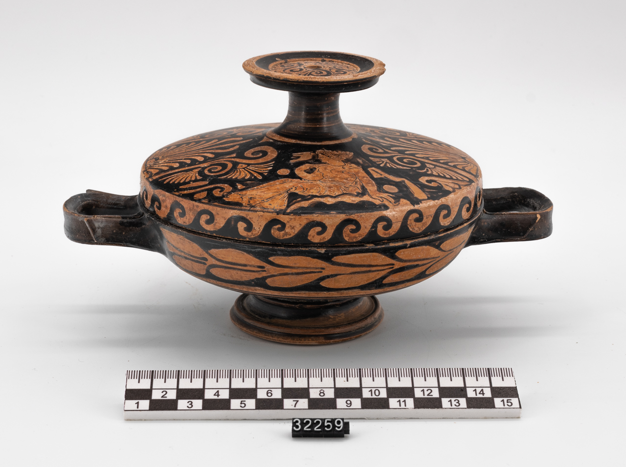 Figura femminile seduta (lekanis) (seconda metà SECOLI/ IV a.C)