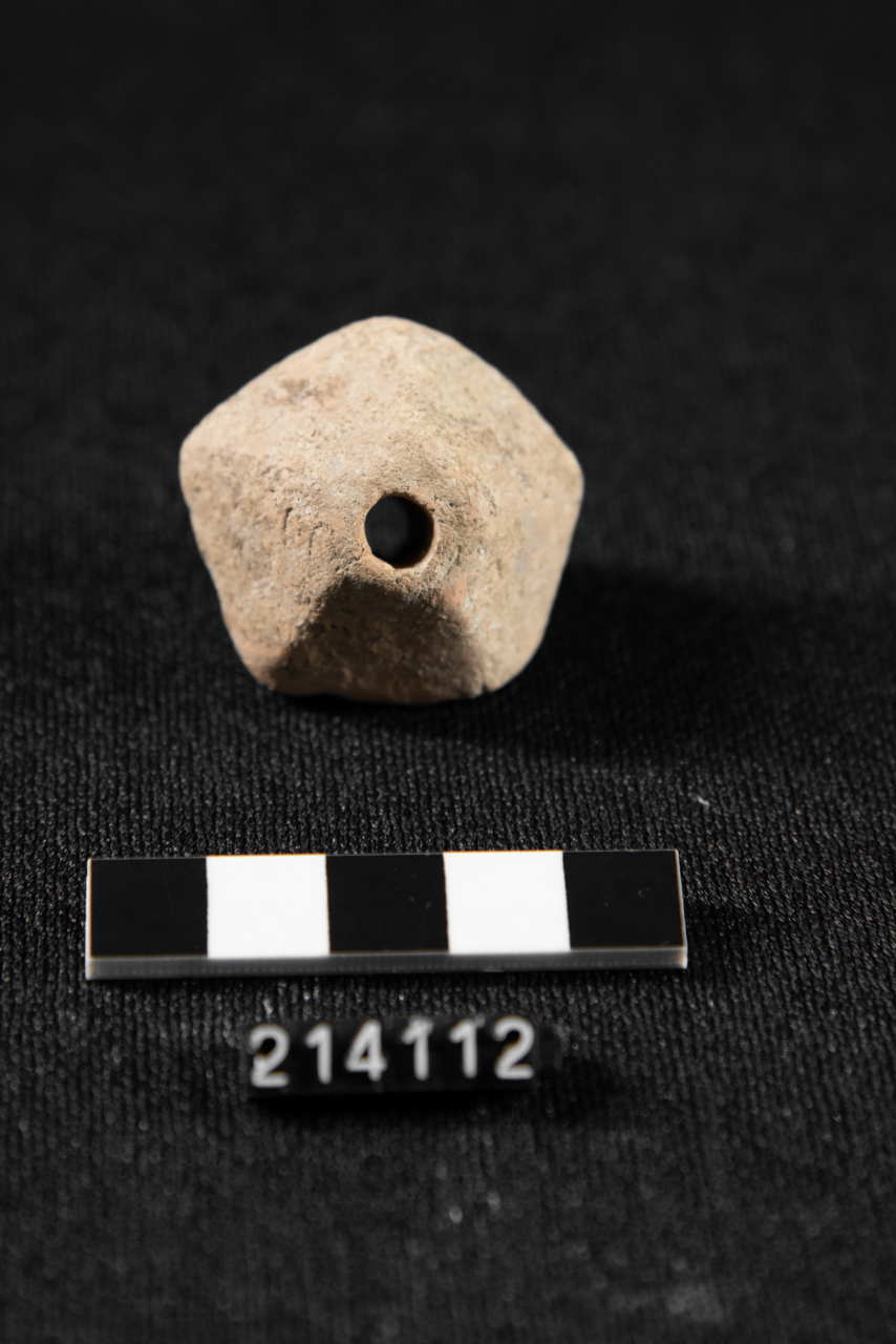 fuseruola/ a superficie sfaccettata (fine/ inizio VII-VI sec. a.C)