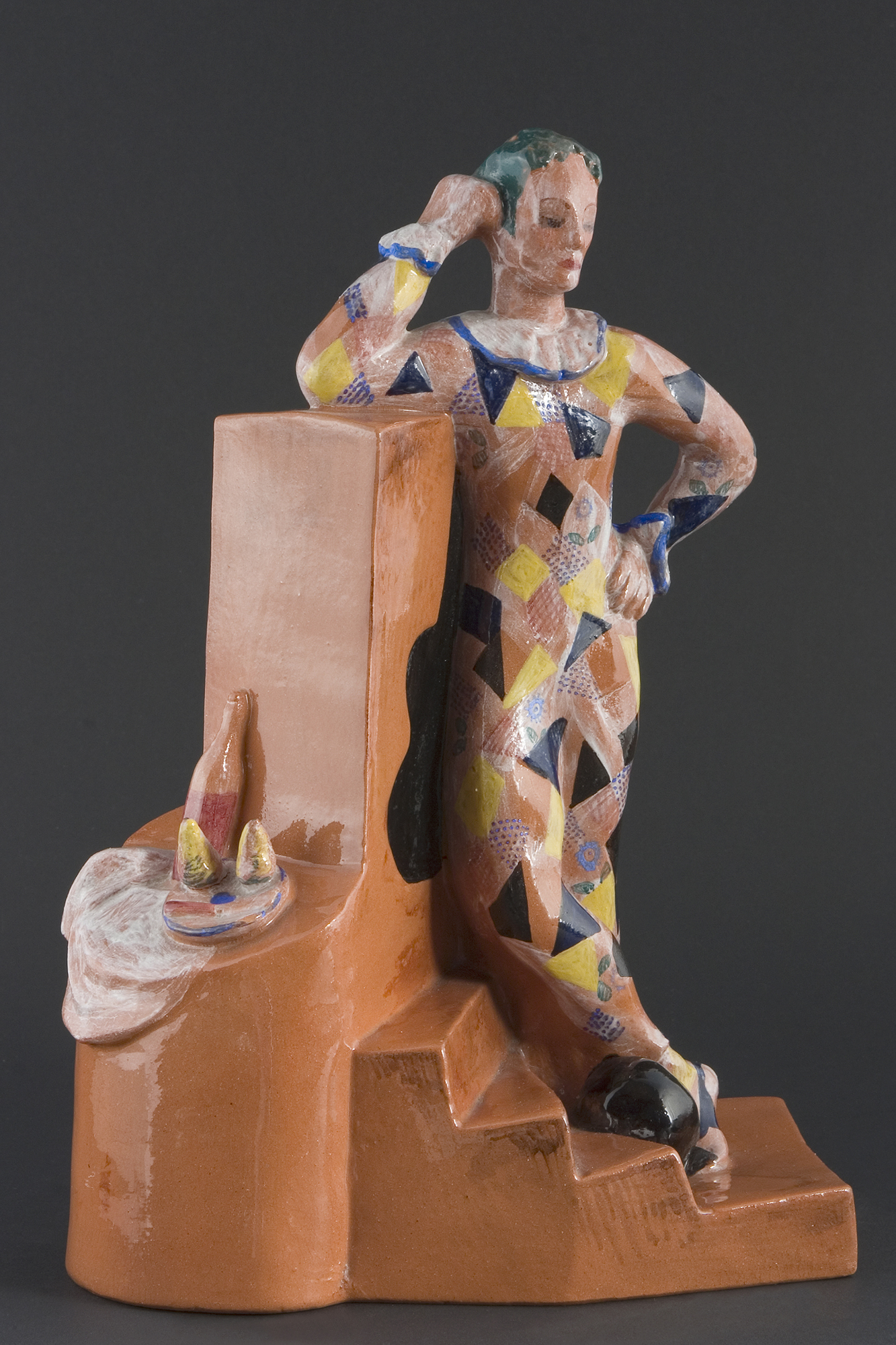 Arlecchino, Arlecchino appoggiato a una colonna (scultura) di Chessa Luigi, Fabbrica Lenci (anni venti sec. XX)