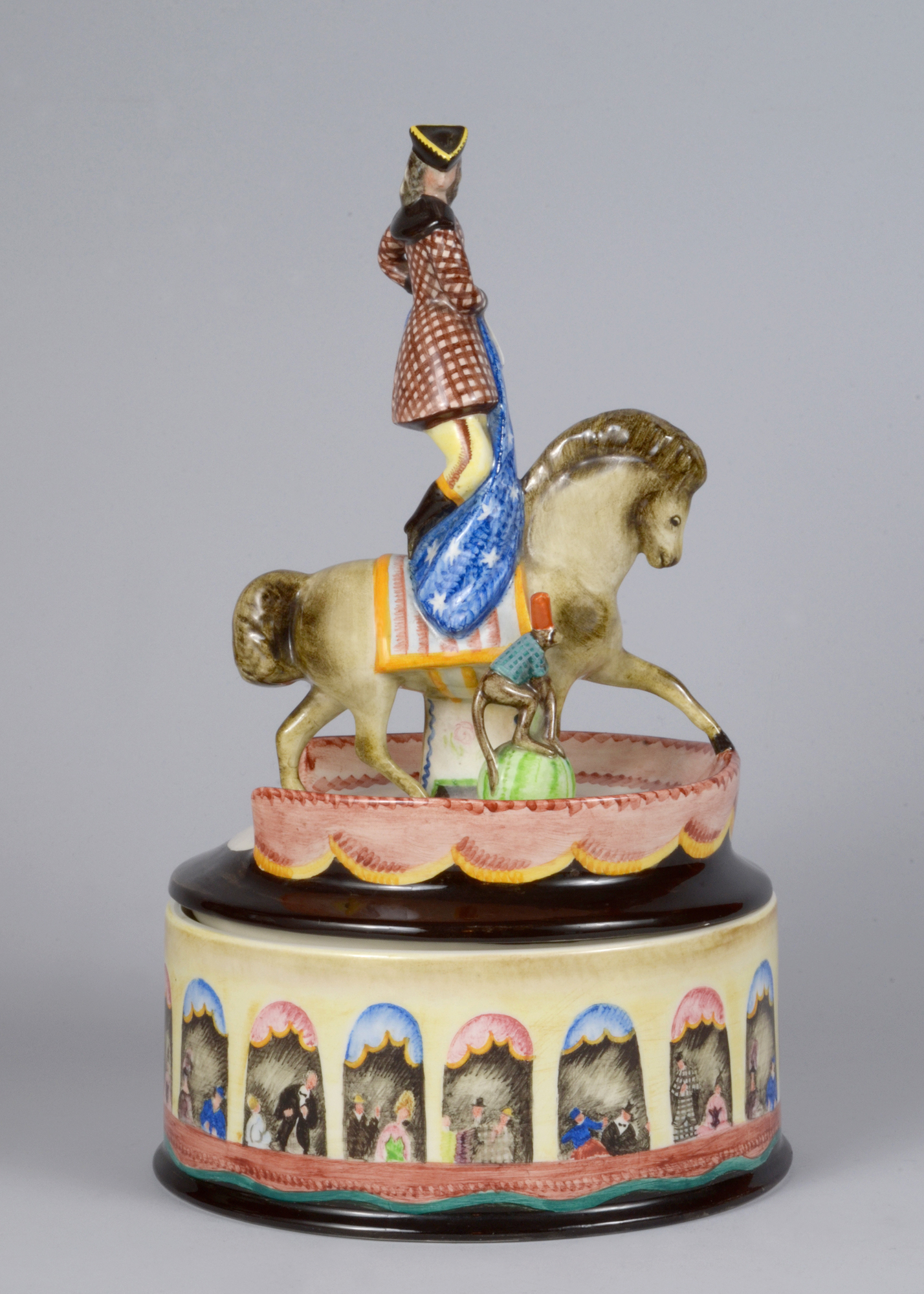 Scatola - La cavallerizza, cavallerizza in piedi sul cavallo (scatola) di Grande Giovanni, Fabbrica Lenci (anni trenta sec. XX)
