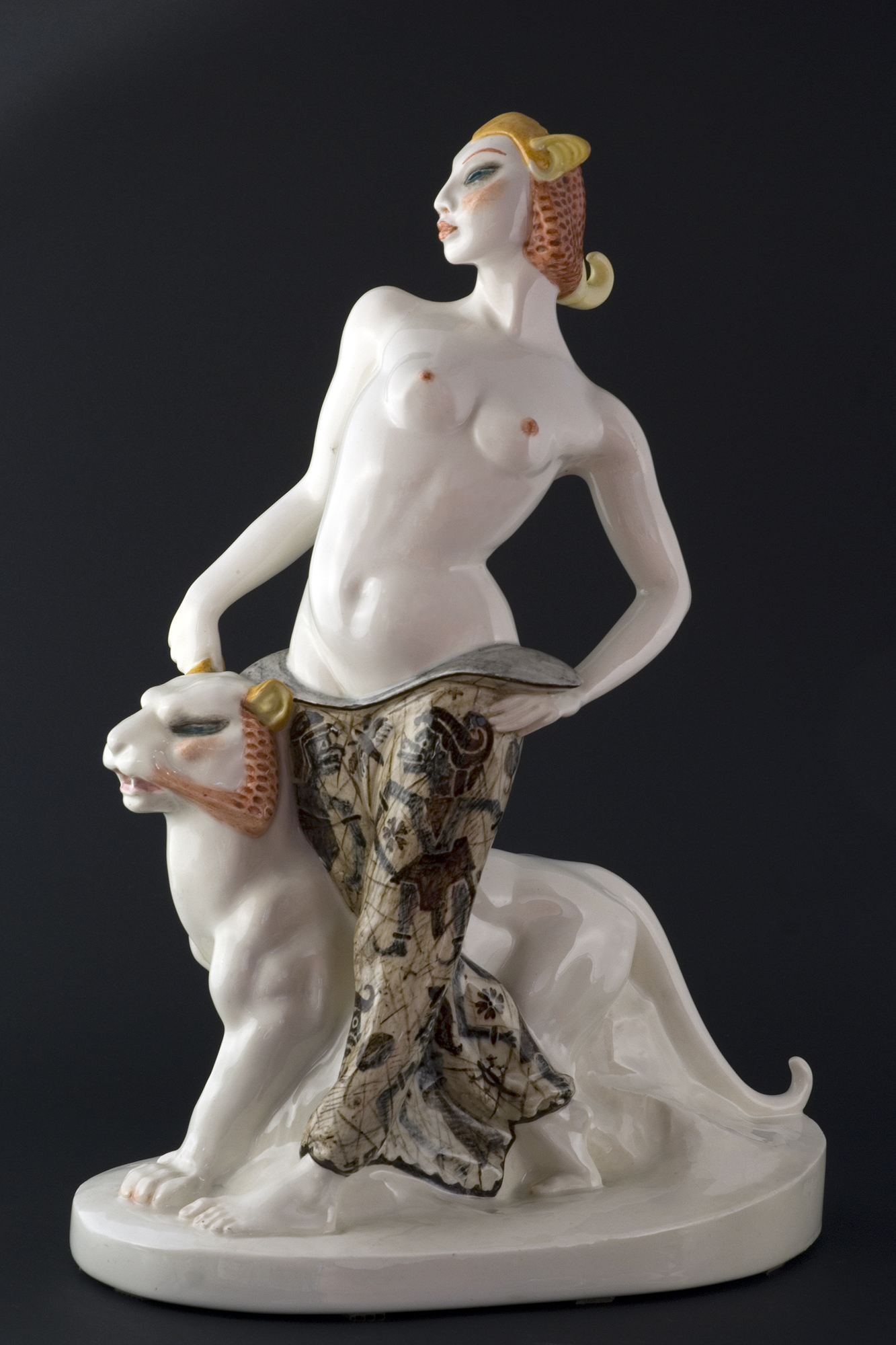 Le tigri, giovane donna accompagnata da una tigre (scultura) di Fabbrica Lenci, Vacchetti Sandro (anni trenta sec. XX)