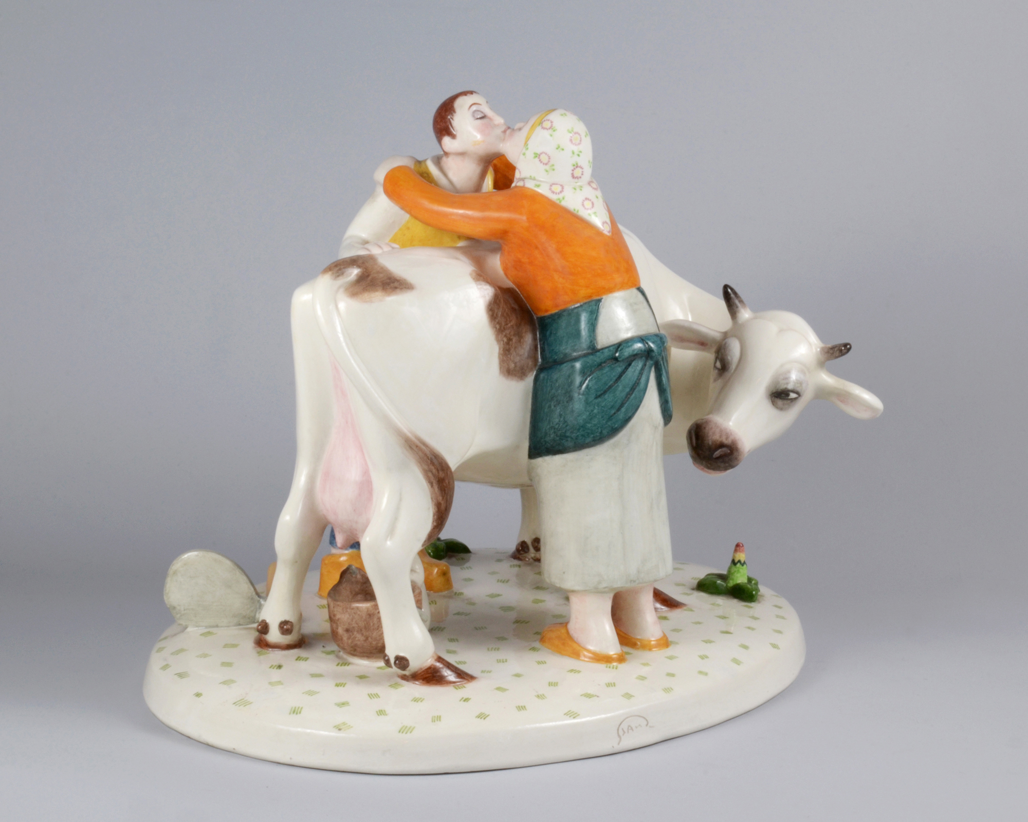 La mucca, Una mucca e una coppia di contadini (scultura) di Fabbrica Lenci, Grande Giovanni (anni venti sec. XX)