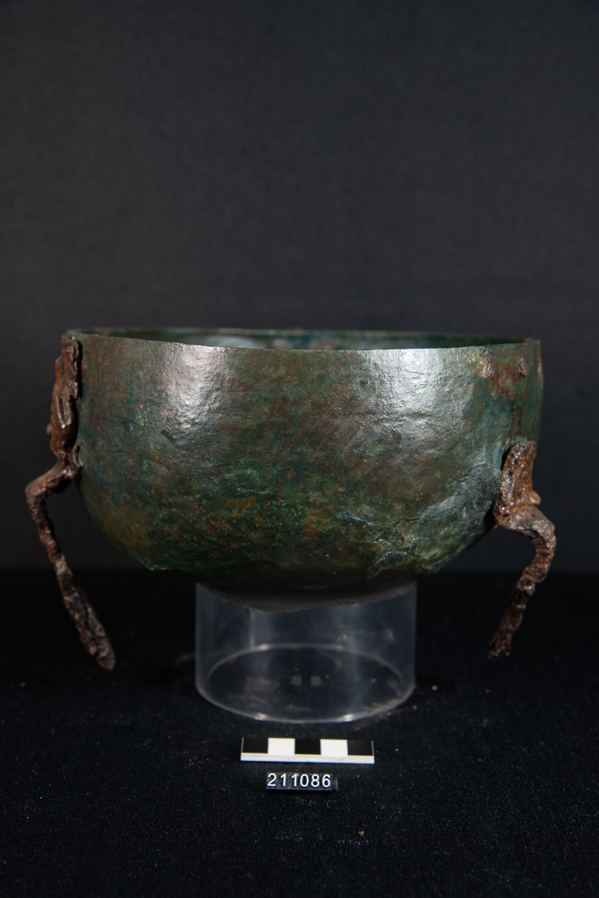 bacile/ tripode - produzione indigena (prima metà SECOLI/ VIII a.C)