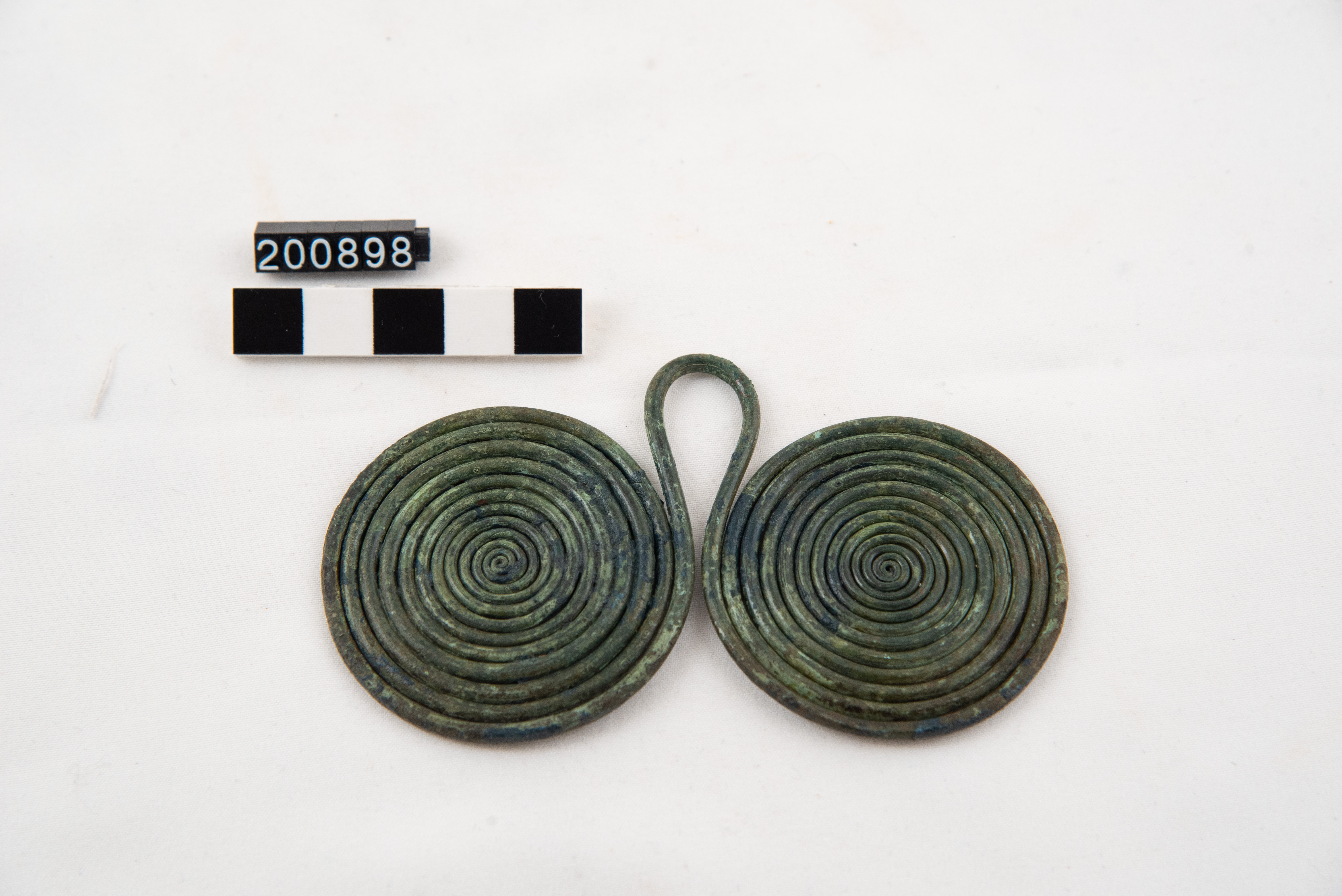 pendaglio a "chateline" - Produzione locale (inizio/ metà SECOLI/ IX a.C./ VIII a.C)