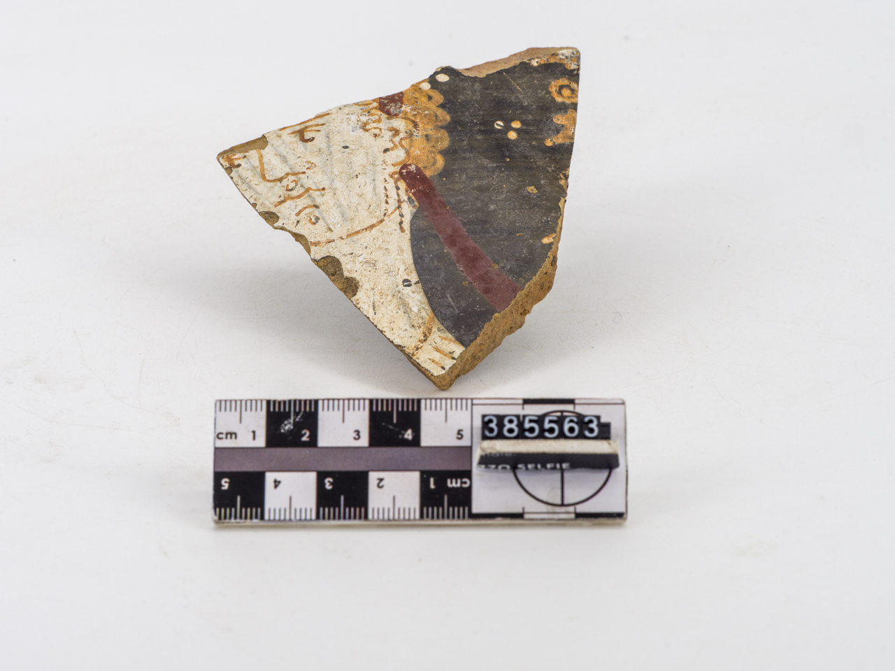 frammento, ceramica sovradipinta in bianco (fine IV - III secolo a. C)