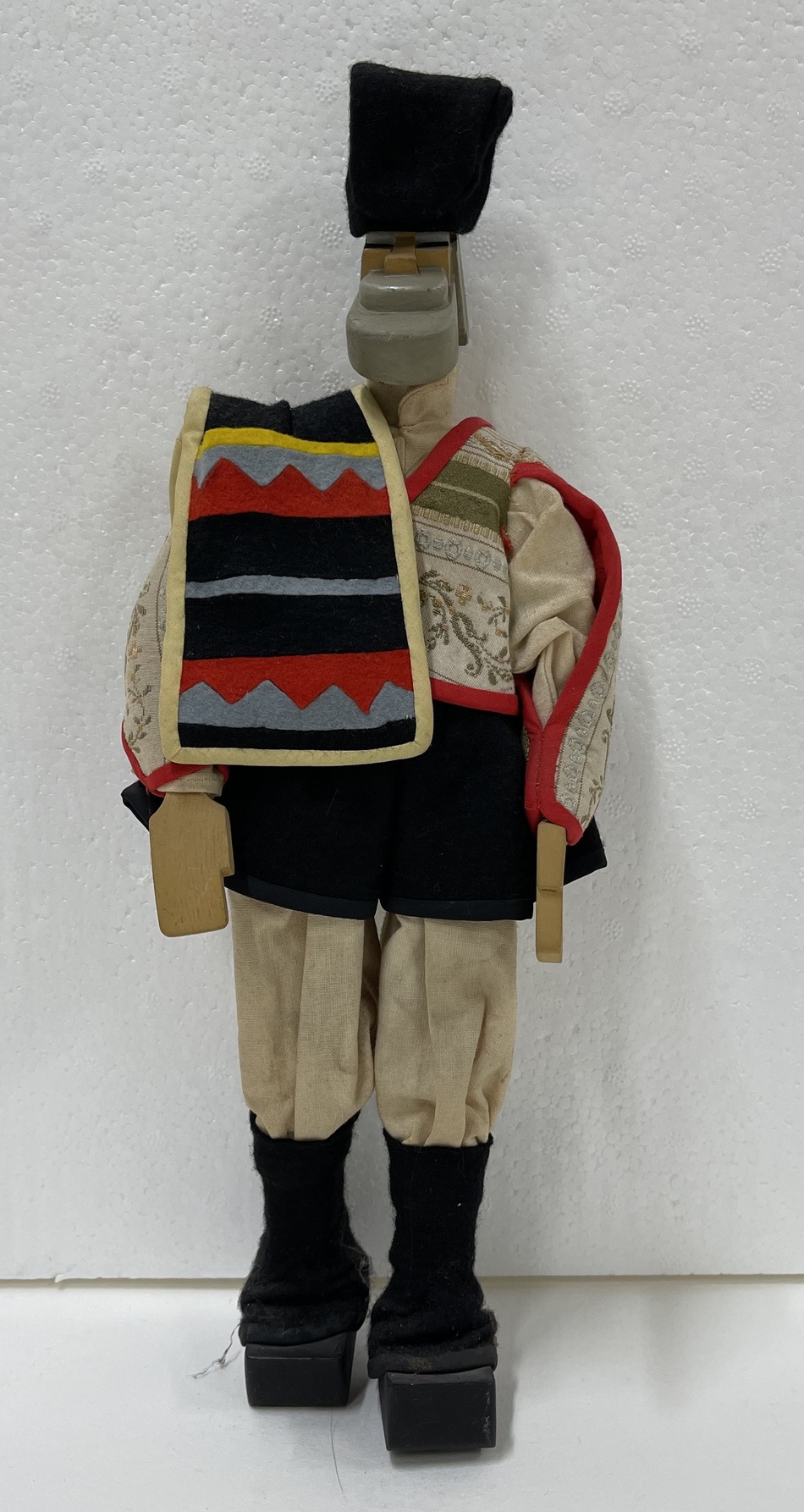 Uomo di Oliena, figura maschile in abito tradizionale di Oliena (pupazzo) di Tavolara Eugenio (secondo quarto XX)
