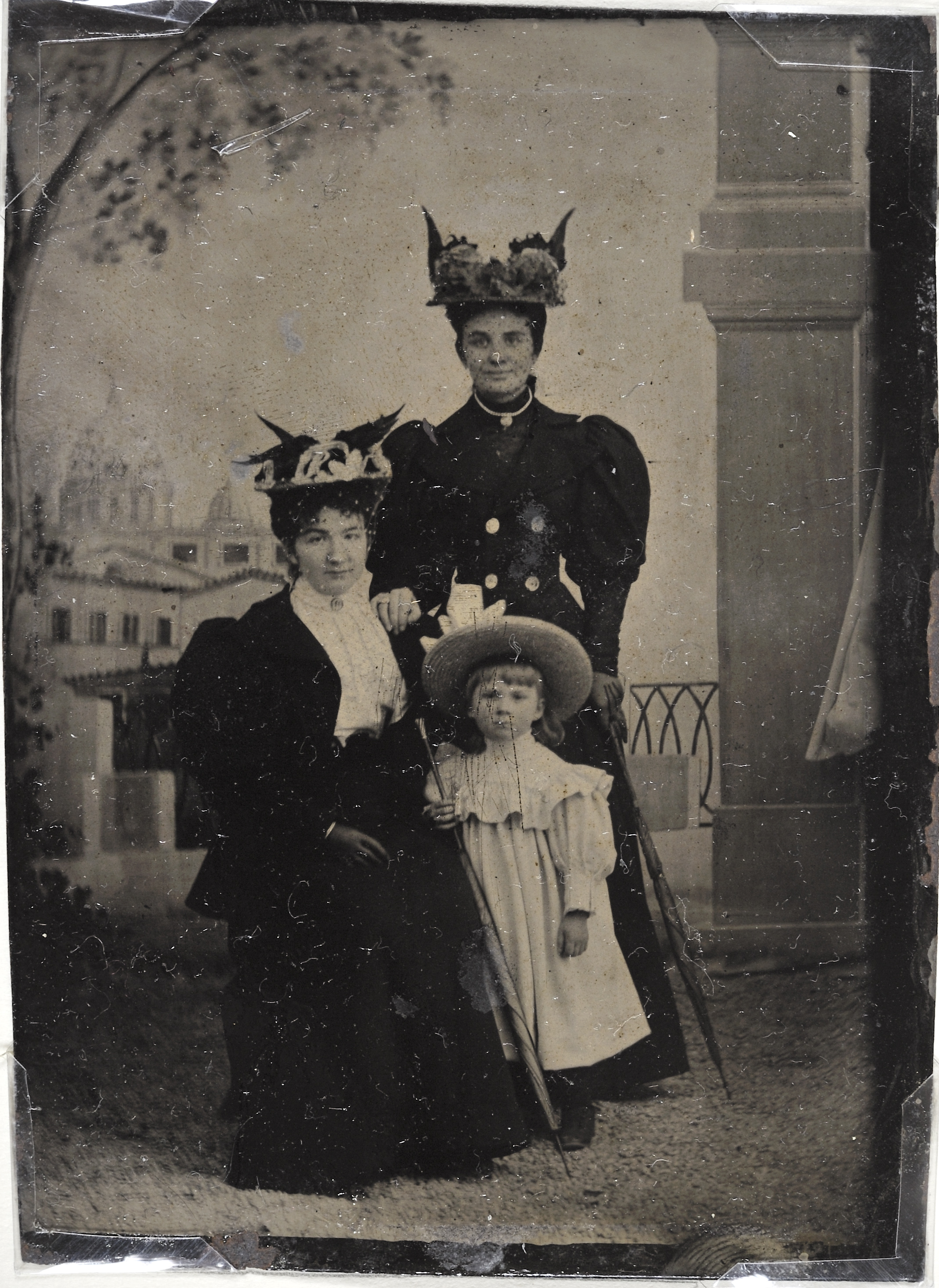 Ritratti fotografici - Persone - Donne - Bambini (unicum) di Anonimo (fine/ inizio XIX-XX)