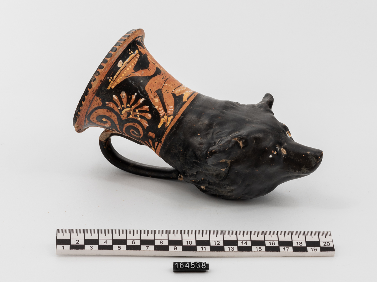 rhyton di Gruppo di Menzies (attribuito) - ambito apulo (seconda metà IV a.C)
