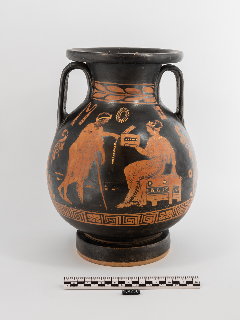 pelike, forma 1 del Trendall di Pittore di Atene 1714 (officina) (primo quarto SECOLI/ IV a.C)