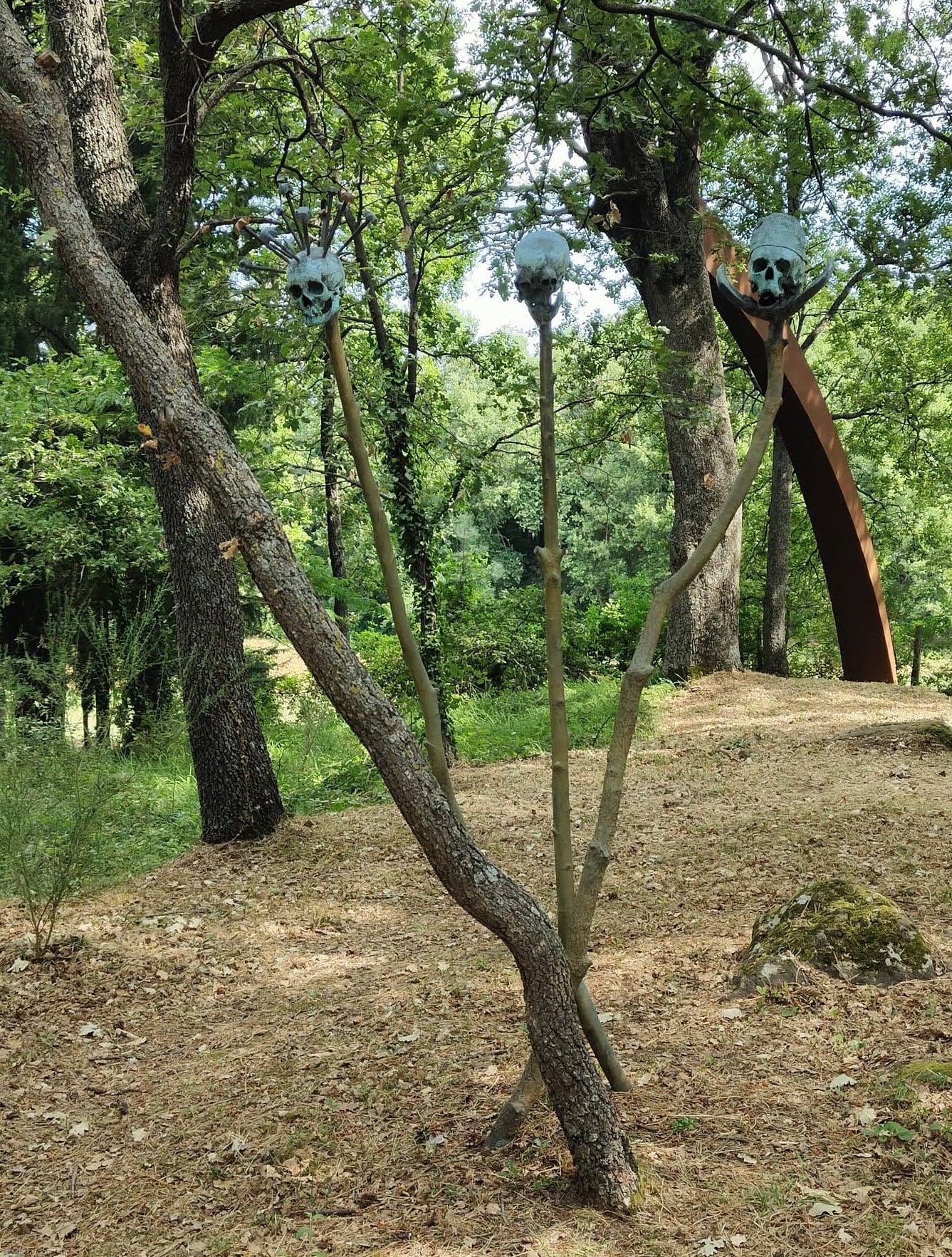 Albero dei crani (installazione ambientale) di Spoerri Daniel (XX)