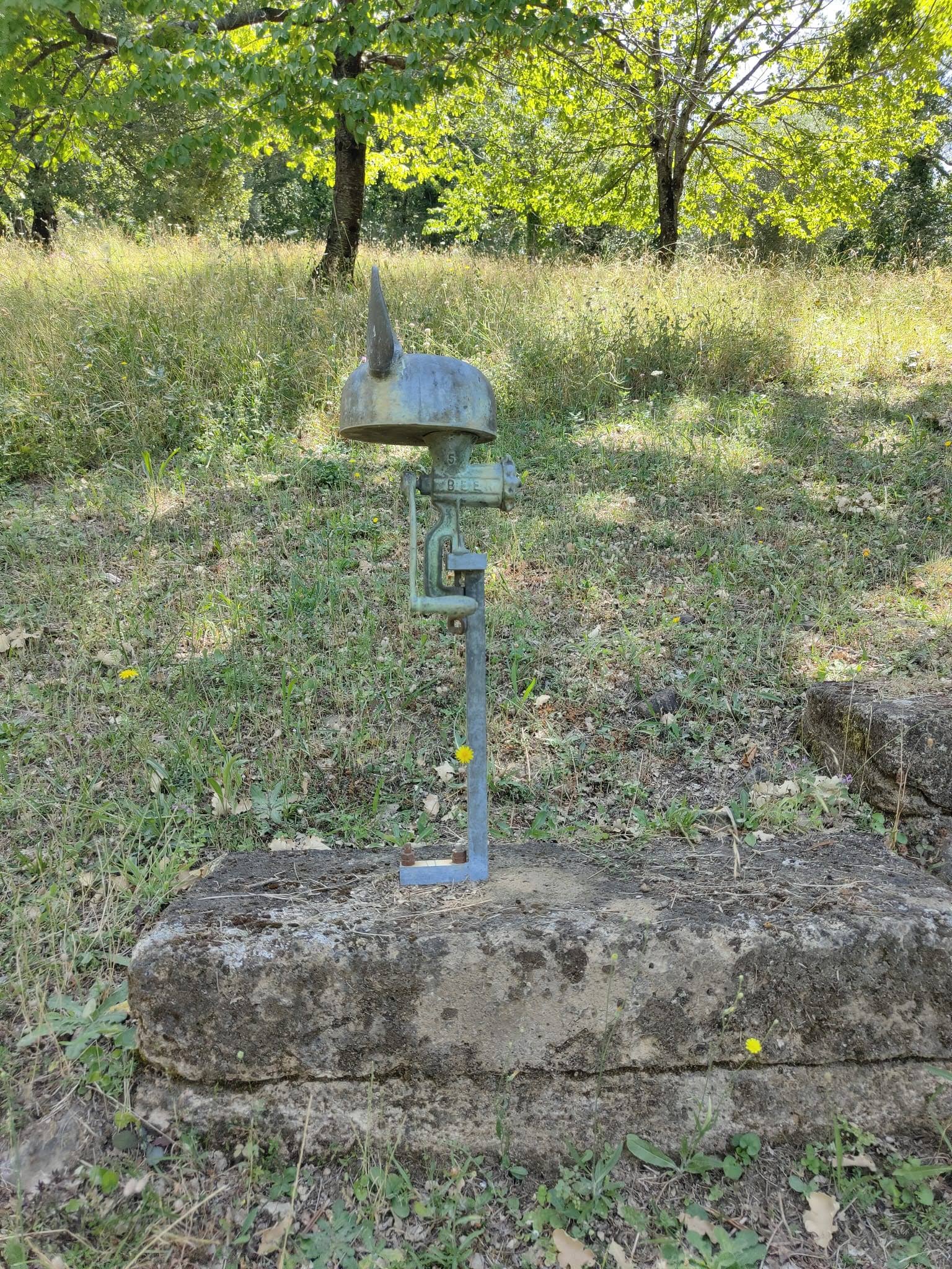 I giurati: il presidente, l’accusato e dieci giurati, Un giurato (installazione ambientale) di Spoerri Daniel (XX)