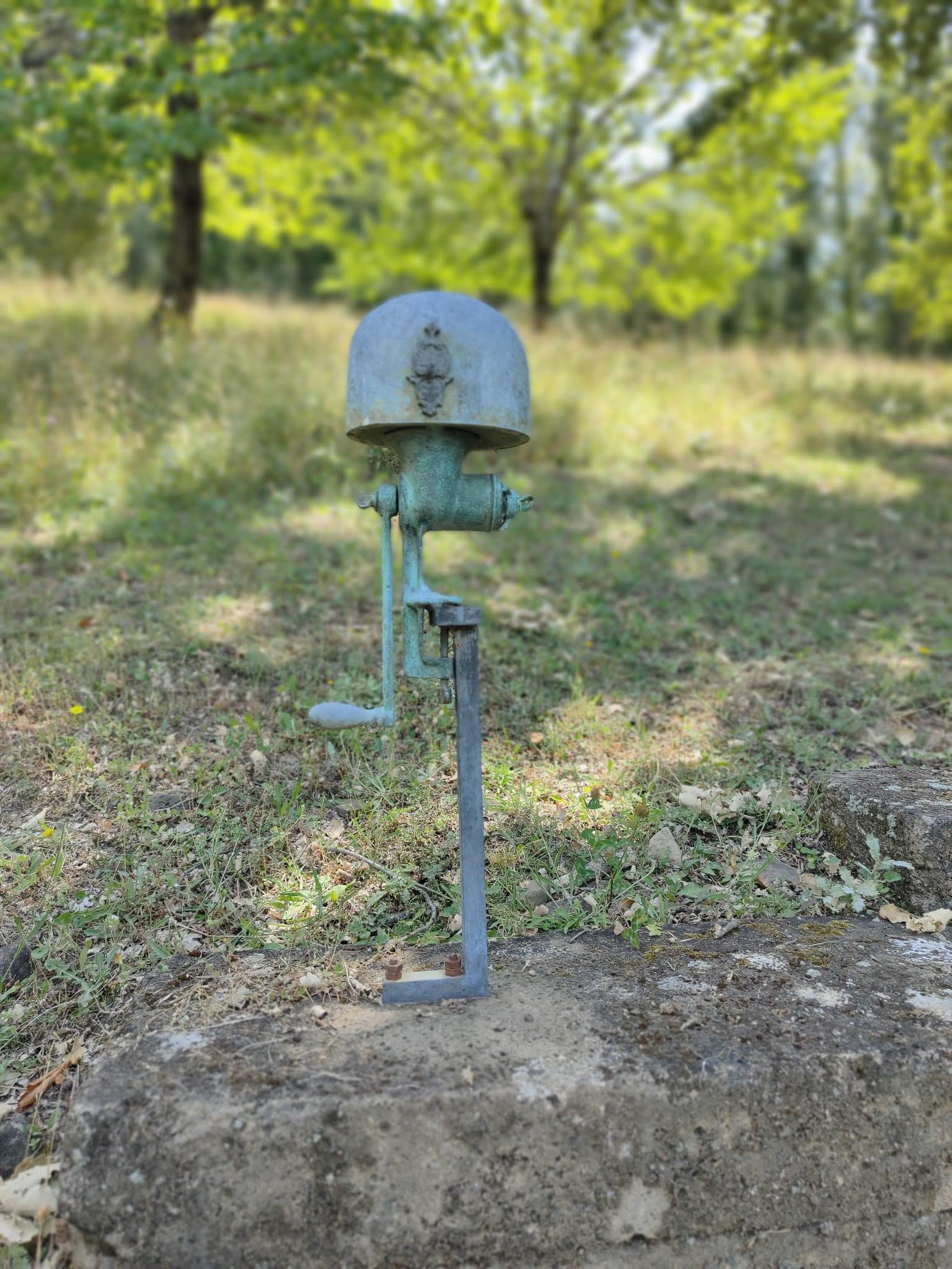 I giurati: il presidente, l’accusato e dieci giurati, Un giurato (installazione ambientale) di Spoerri Daniel (XX)