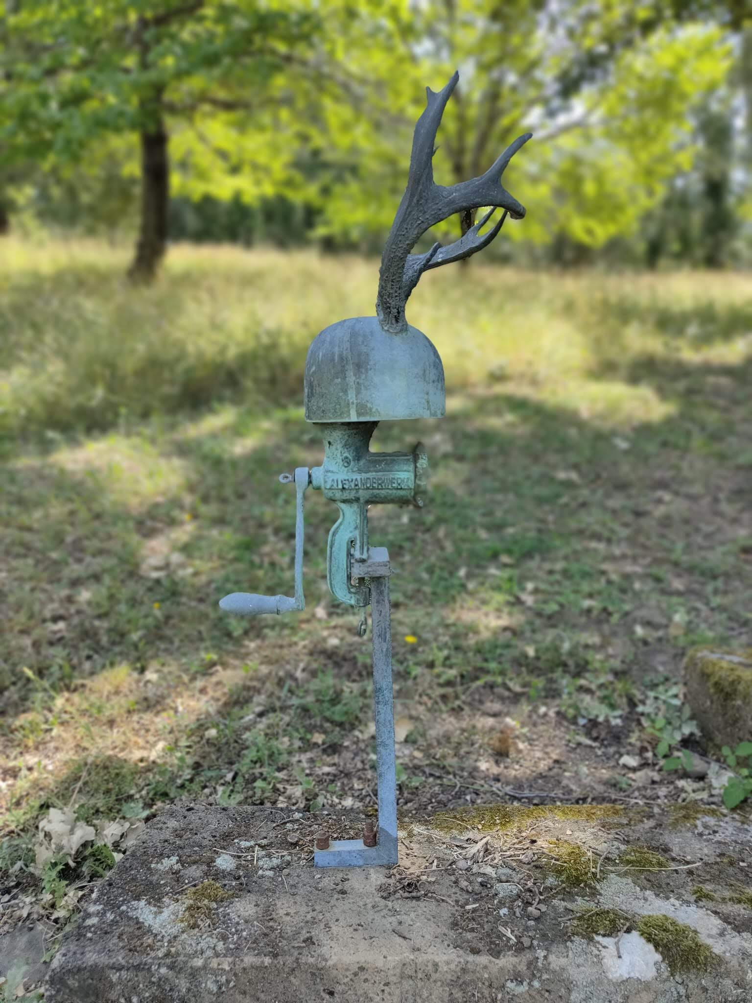 I giurati: il presidente, l’accusato e dieci giurati, Un giurato (installazione ambientale) di Spoerri Daniel (XX)