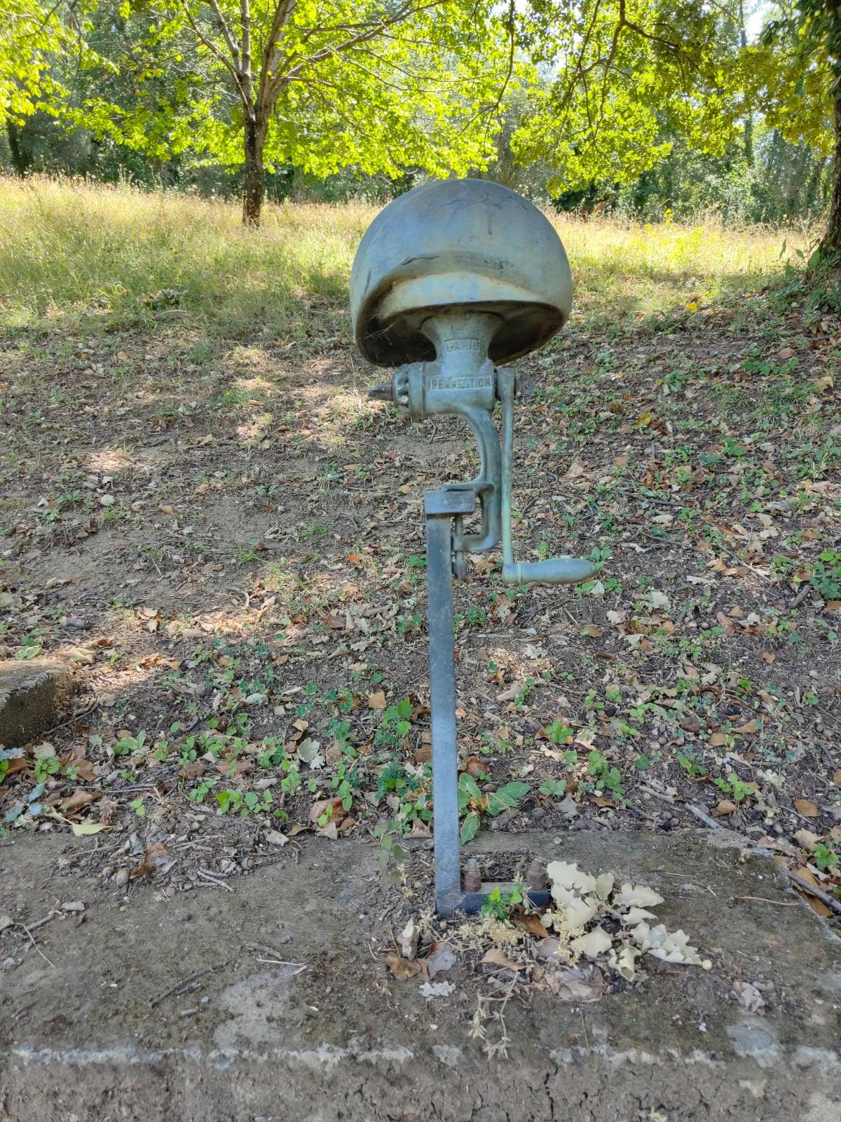 I giurati: il presidente, l’accusato e dieci giurati, Un giurato (installazione ambientale) di Spoerri Daniel (XX)