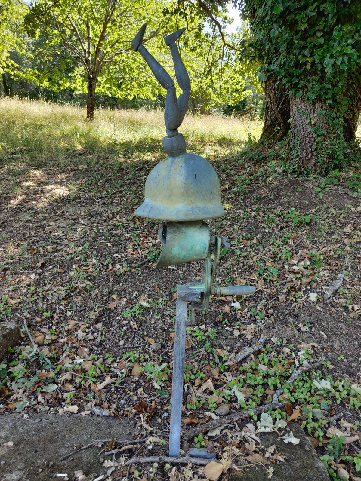 I giurati: il presidente, l’accusato e dieci giurati, Un giurato (installazione ambientale) di Spoerri Daniel (XX)