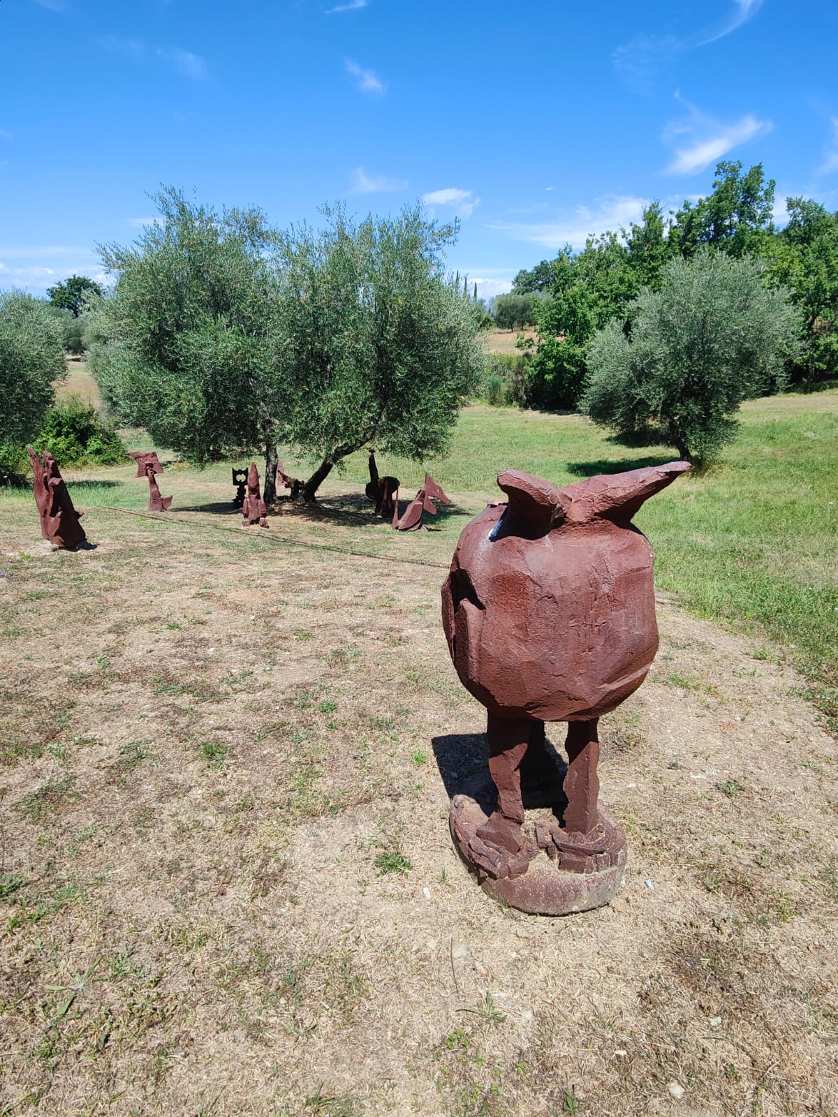 Les nains diaboliques protègent les oliviers et Dadanier (installazione ambientale) di Dietman Erik (XX)
