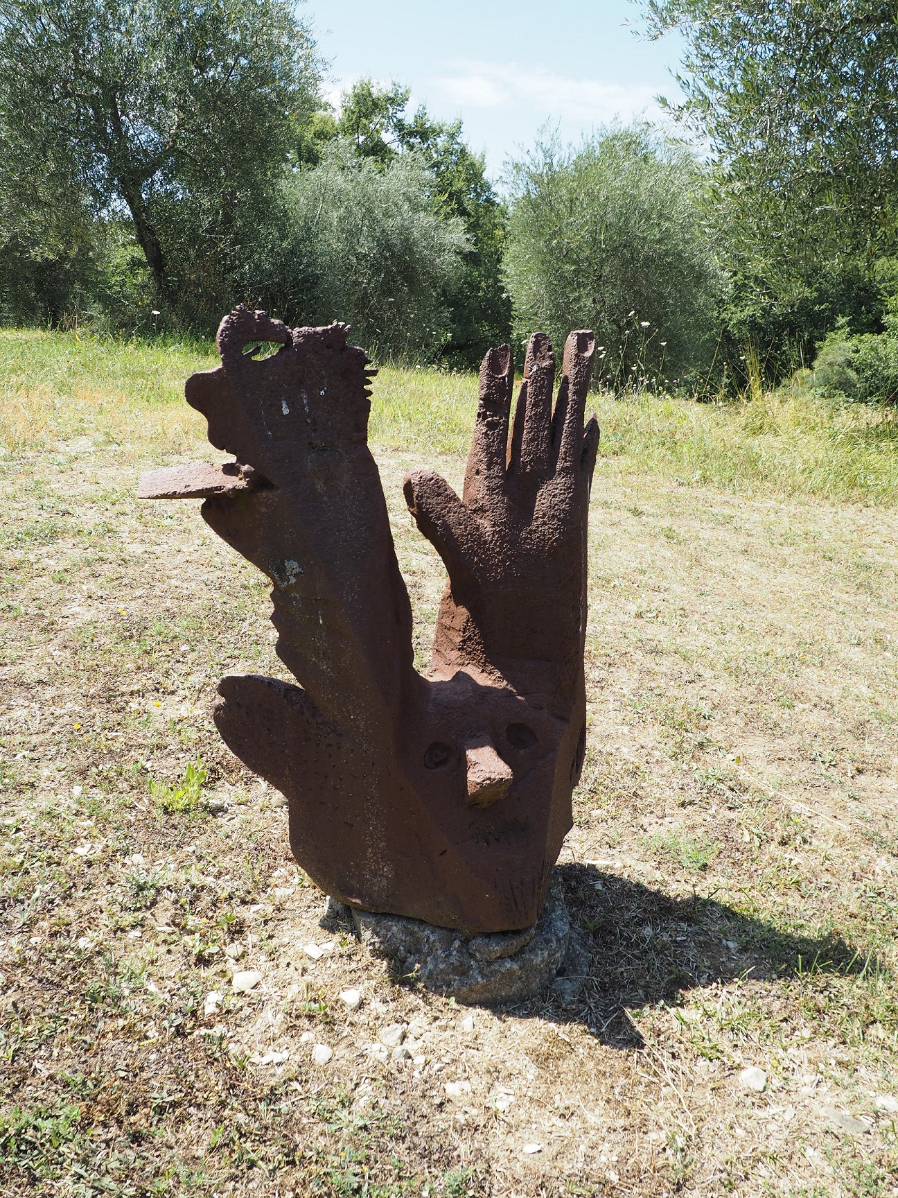 Les nains diaboliques protègent les oliviers et Dadanier (installazione ambientale) di Dietman Erik (XX)
