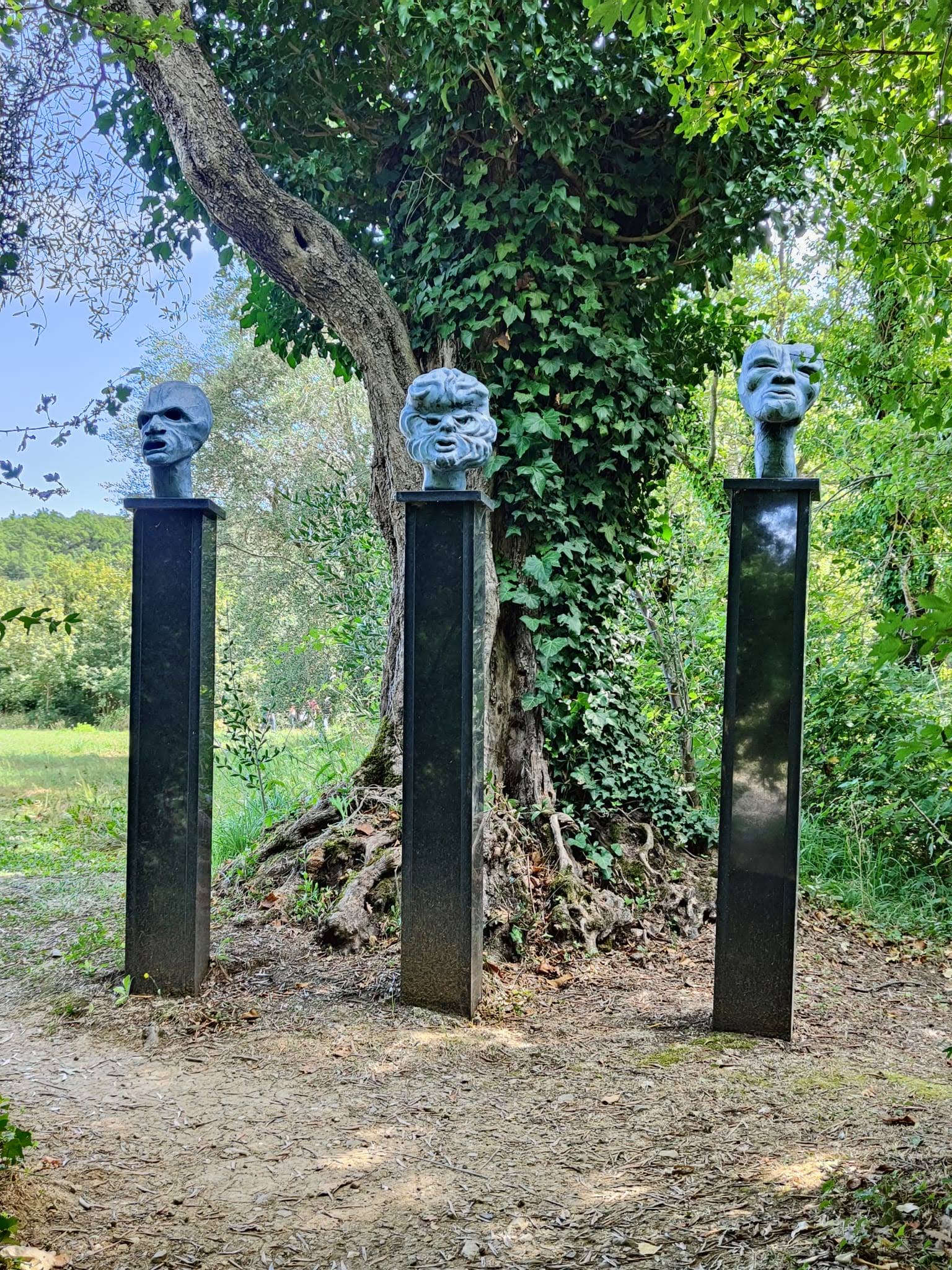 Le Erinni. Gli aspetti negativi dei pianeti invisibili, Plutone, Nettuno, Uranio (installazione ambientale) di Aeppli Eva (XX)