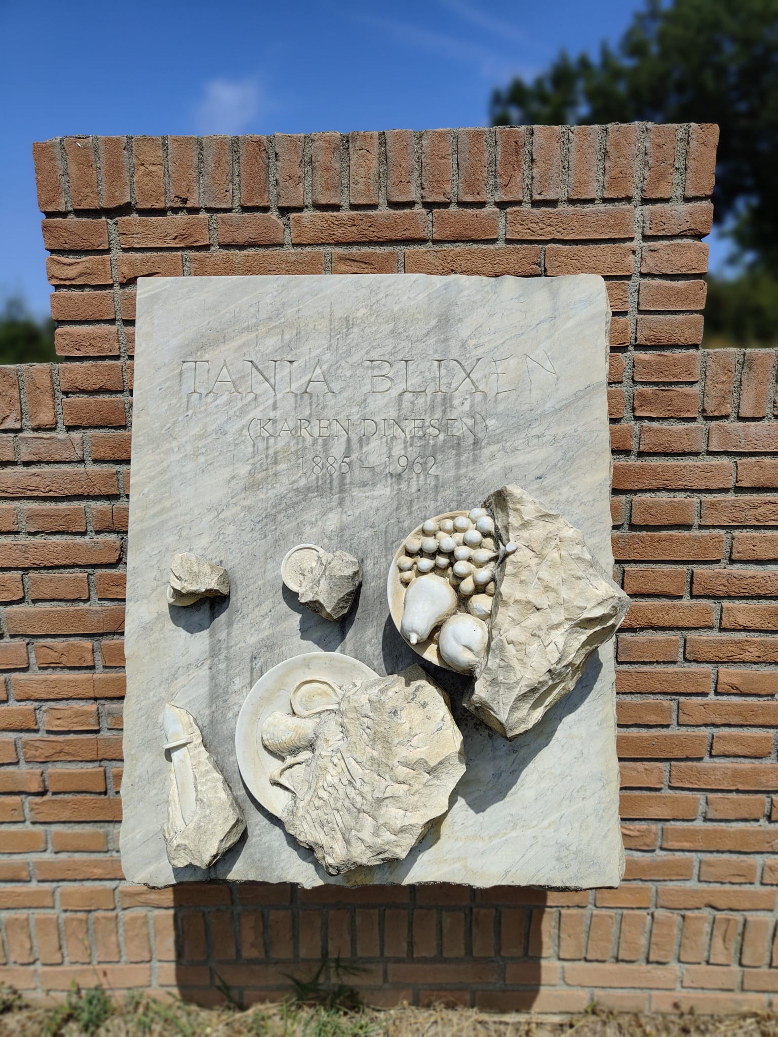 Duodecim ultimae cenae de claris mulieribus. Il muro delle dodici ultime cene di donne celebri, Ultima cena di Tania Blixen (installazione ambientale) di Spoerri Daniel (XXI)