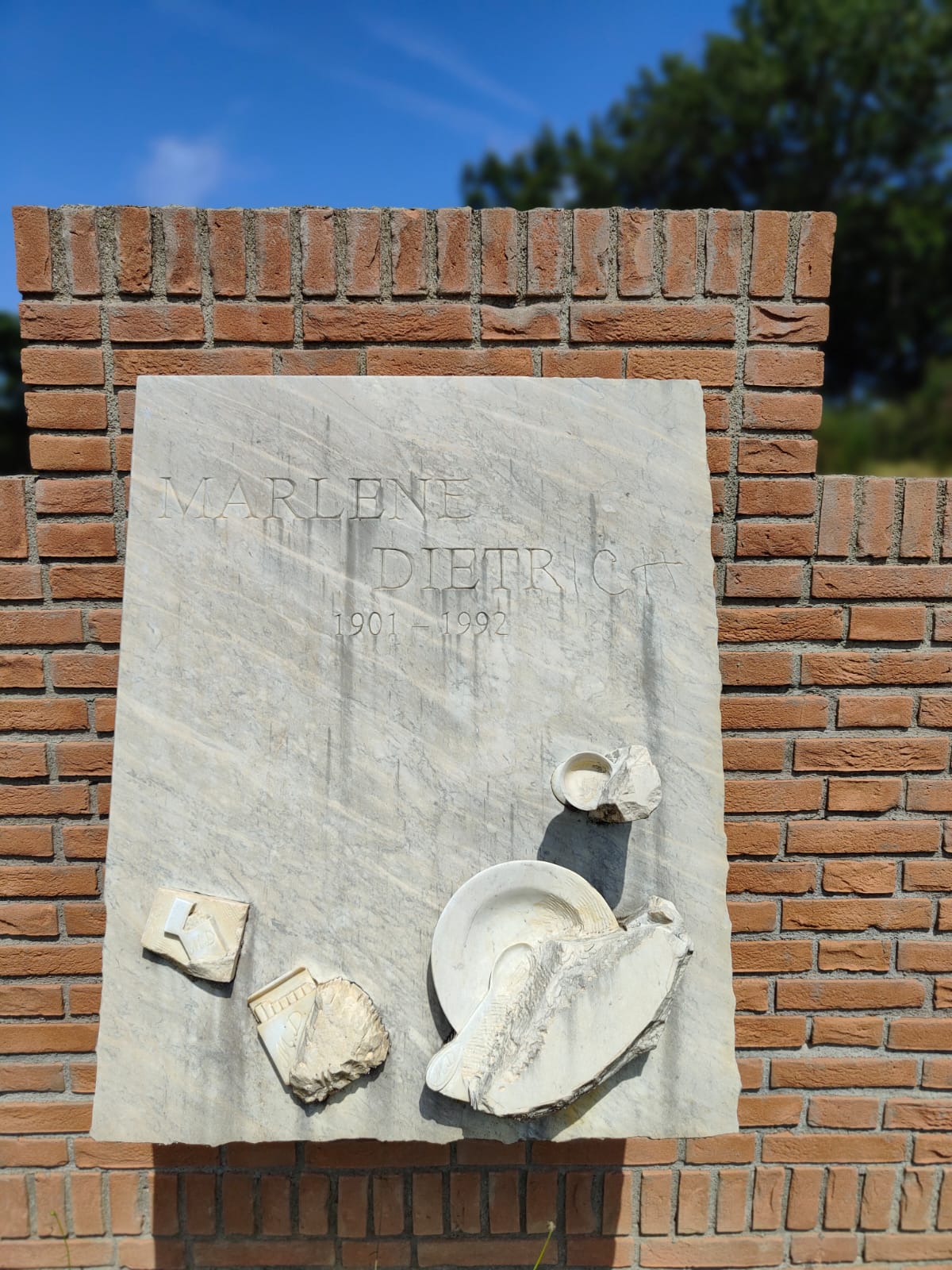 Duodecim ultimae cenae de claris mulieribus. Il muro delle dodici ultime cene di donne celebri, Ultima cena di Marlene Dietrich (installazione ambientale) di Spoerri Daniel (XXI)