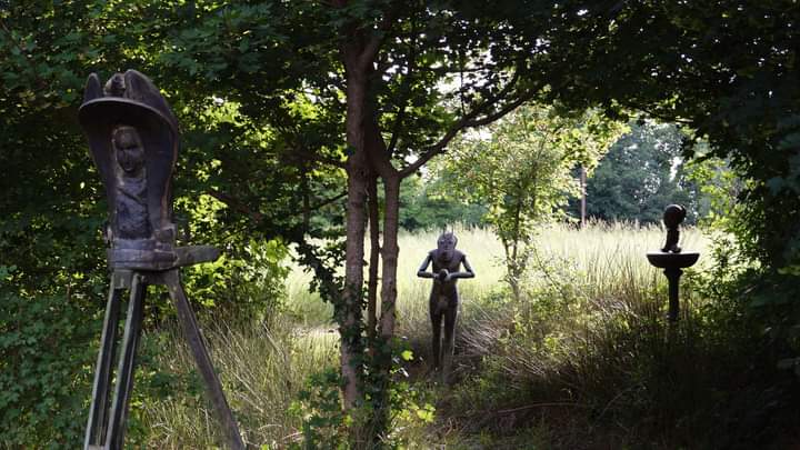 Otto incubi magri (installazione ambientale) di Spoerri Daniel (XXI)