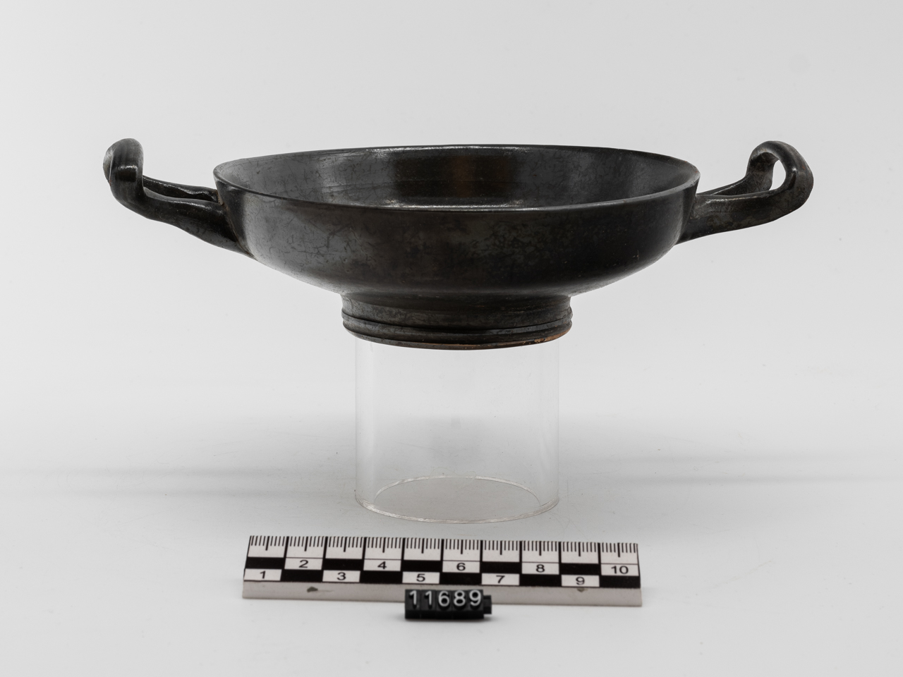 kylix - produzione italiota (seconda metà IV a.C)