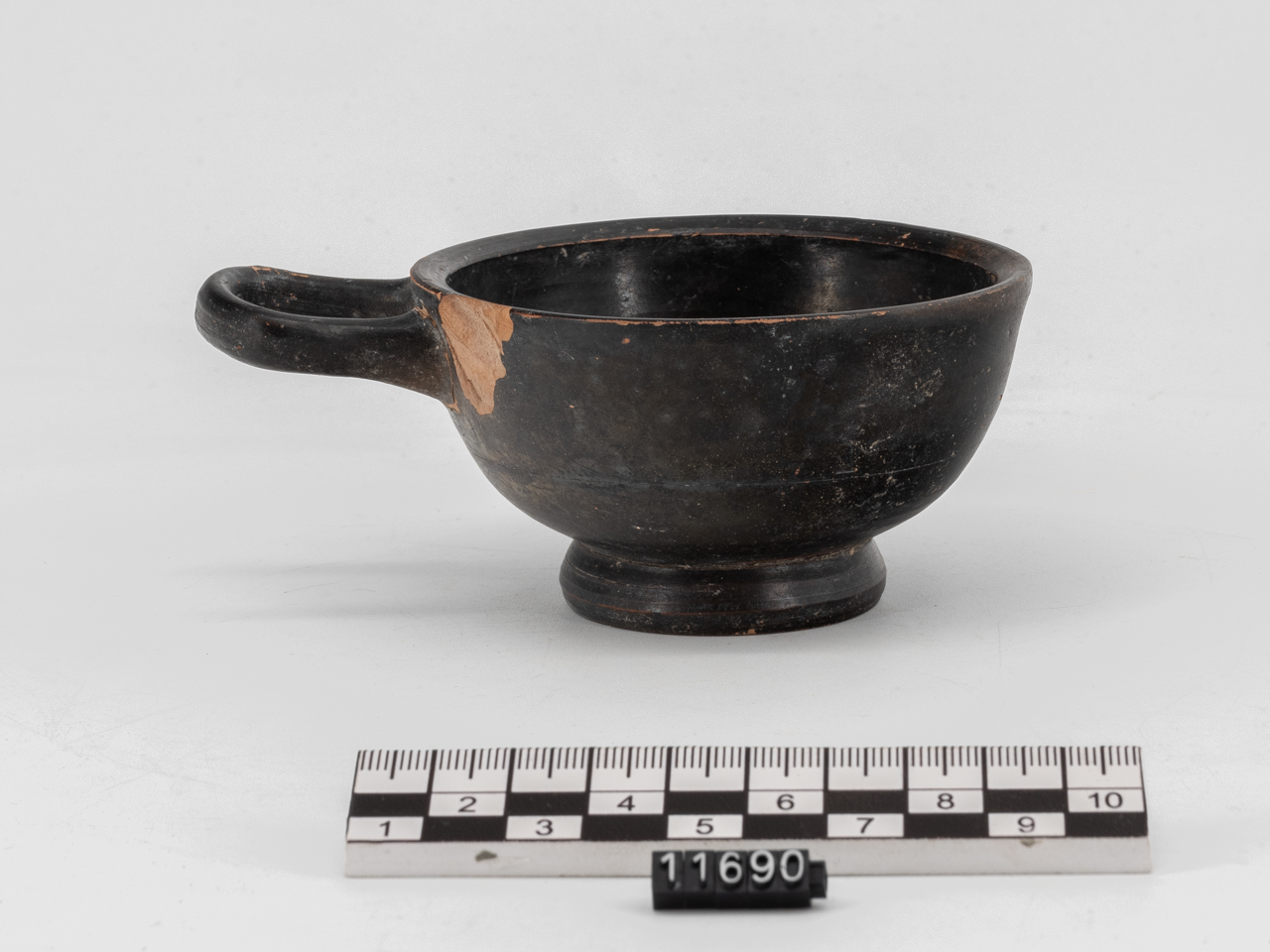 tazza/ monoansata - produzione italiota (seconda metà IV a.C)