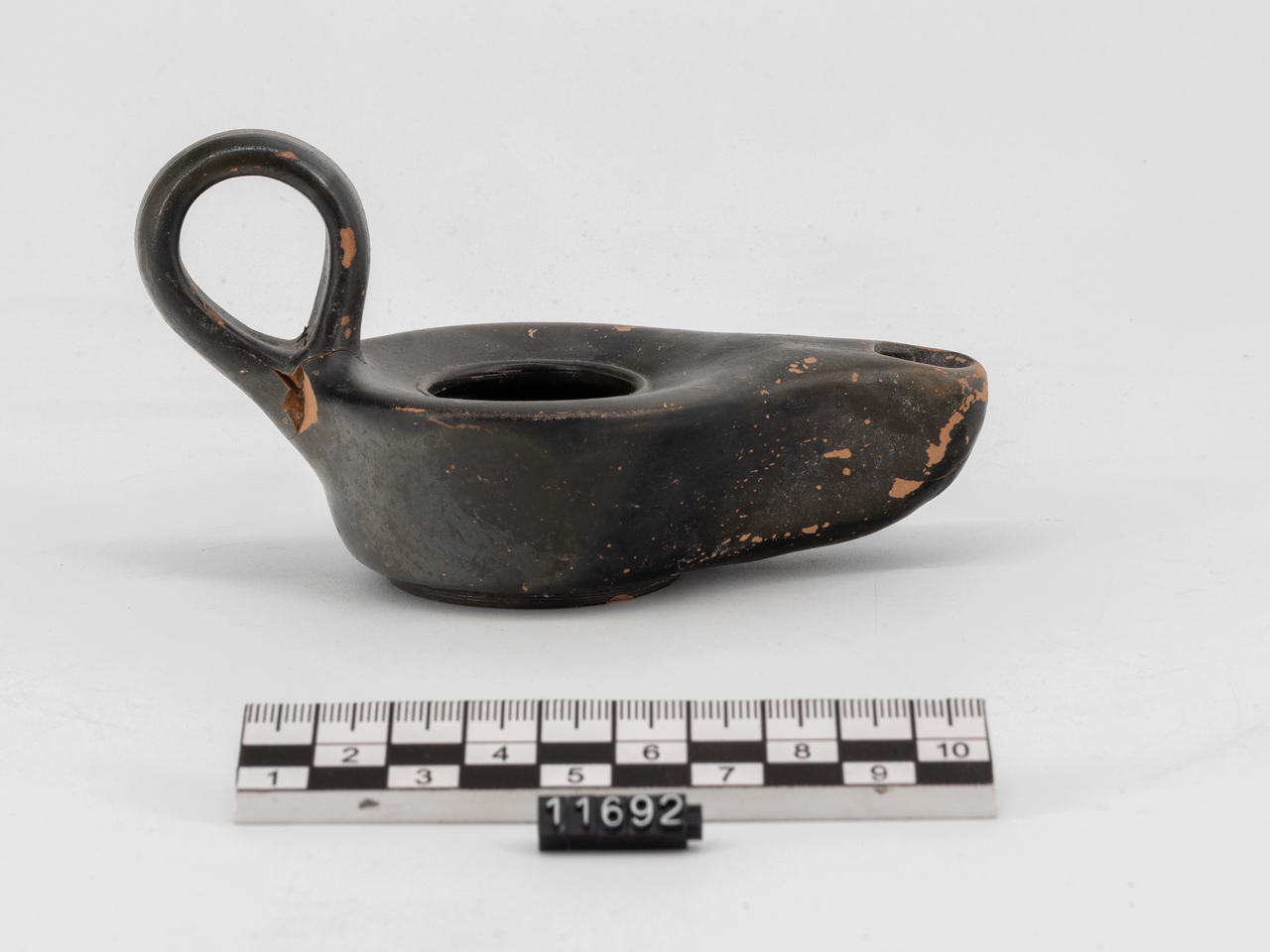 lucerna/ monolicne - produzione italiota (seconda metà IV a.C)