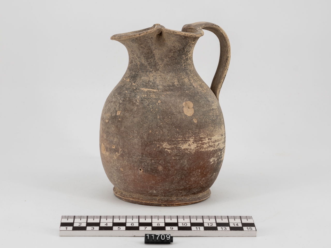 oinochoe/ a bocca trilobata - produzione locale (IV a.C)