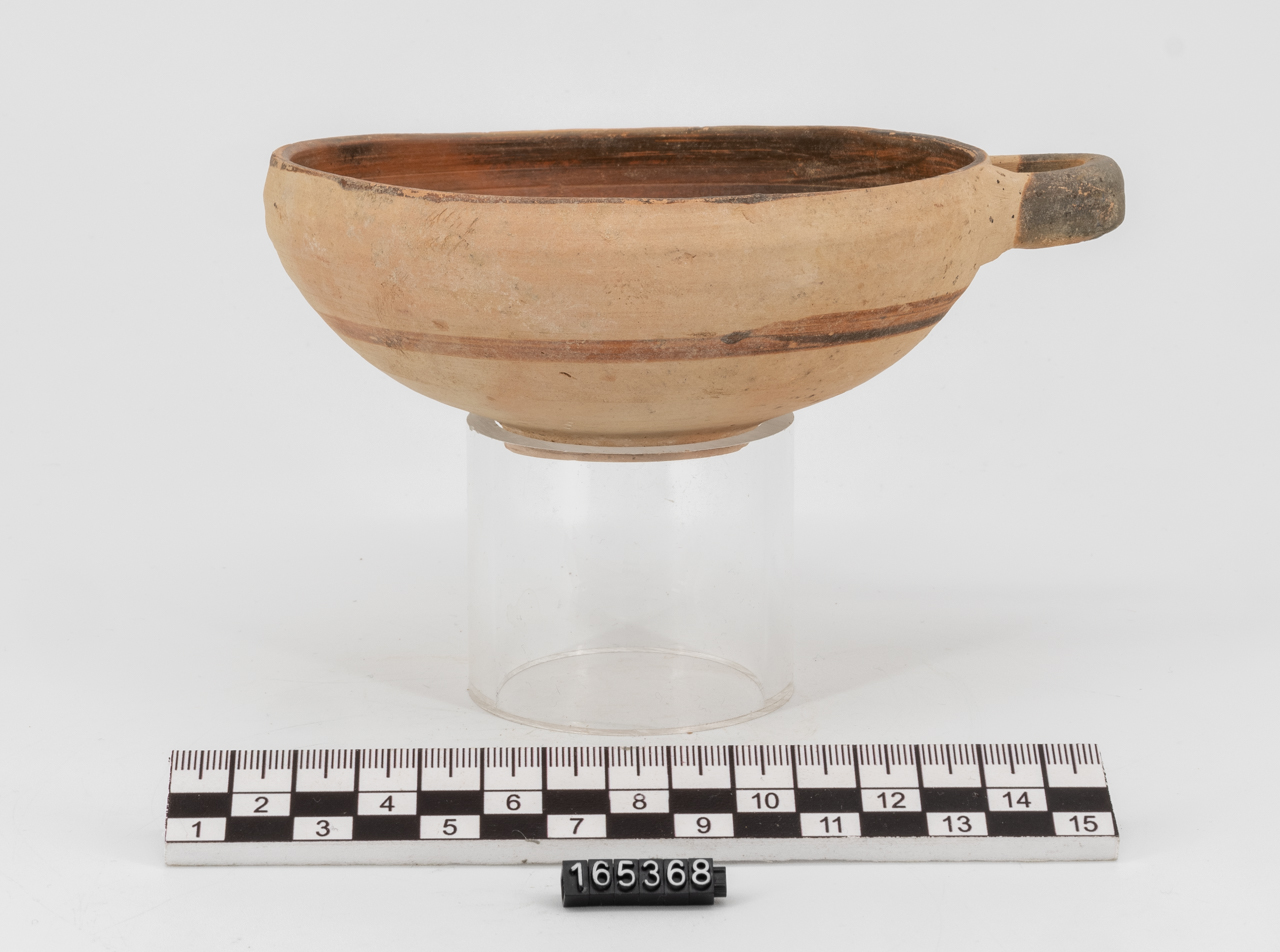 coppa/ monoansata - produzione peuceta (V a.C)