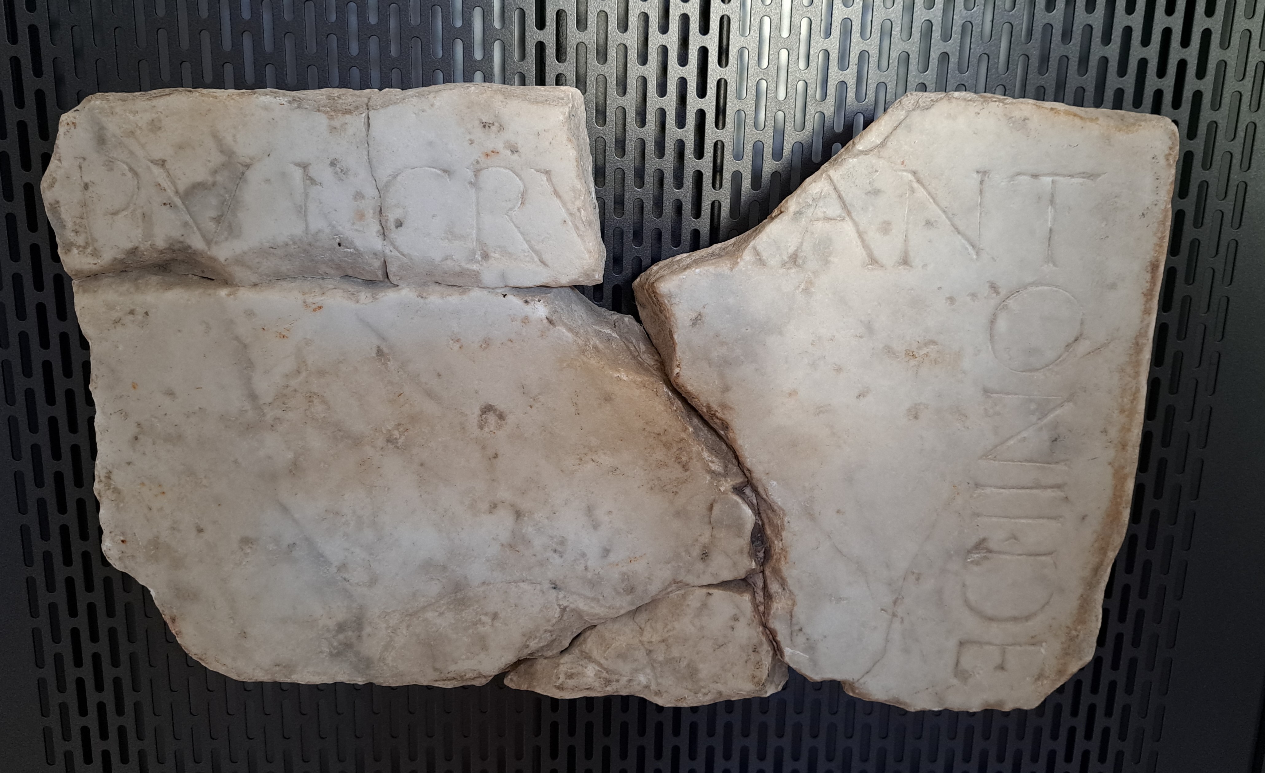 lapide tombale, frammento - ambito laziale (XVI)