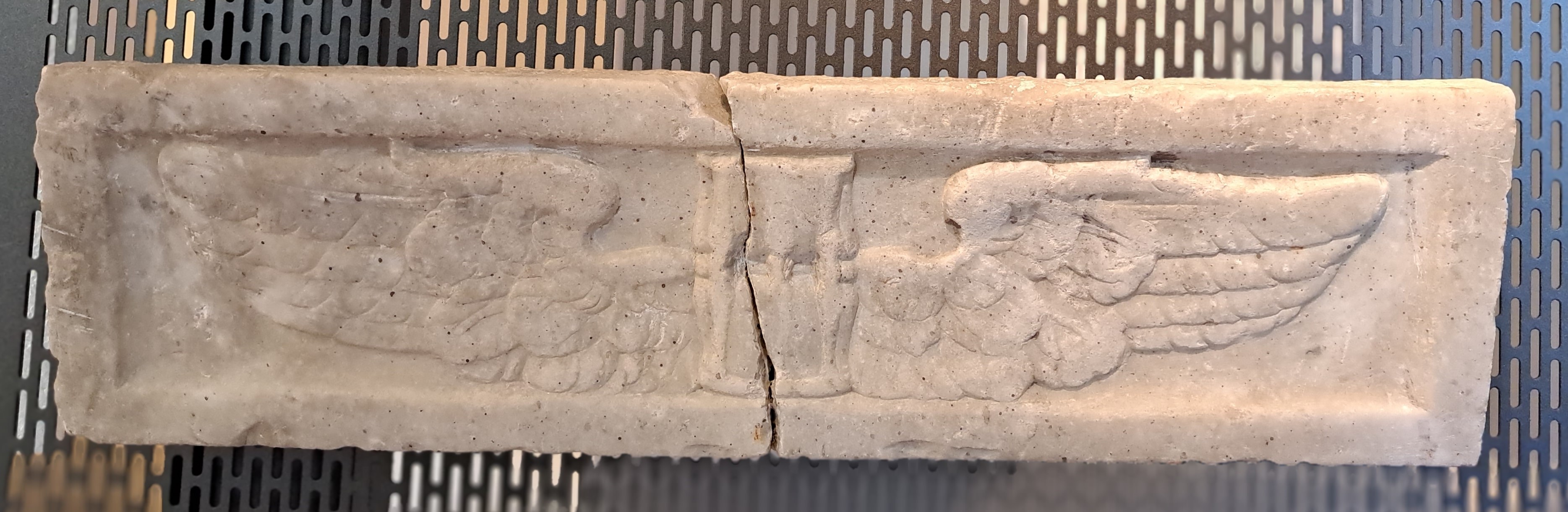 lapide tombale, frammento - ambito laziale (seconda metà, prima metà XVI, XVII)