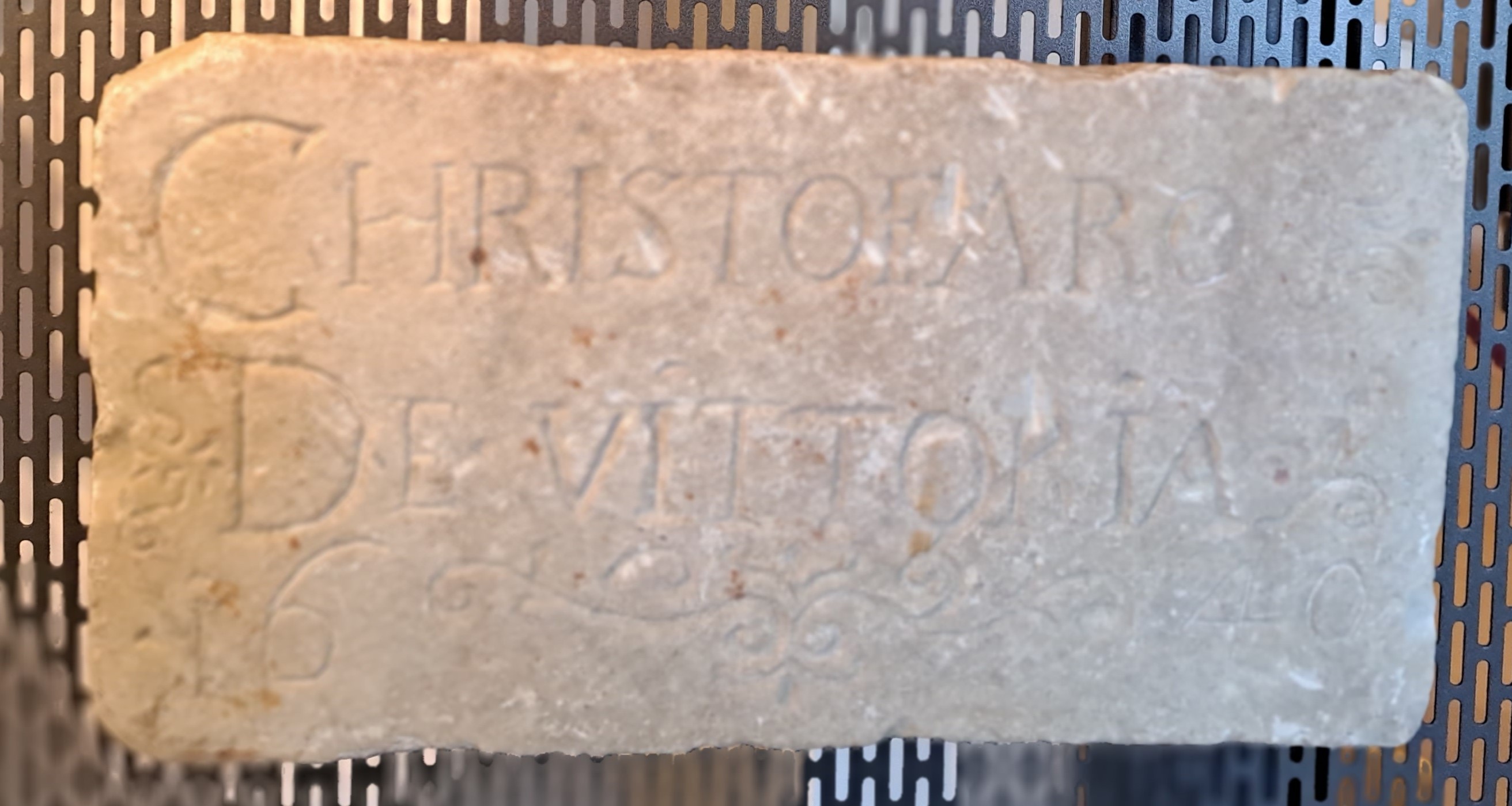 lapide tombale, frammento - ambito laziale (XVII)