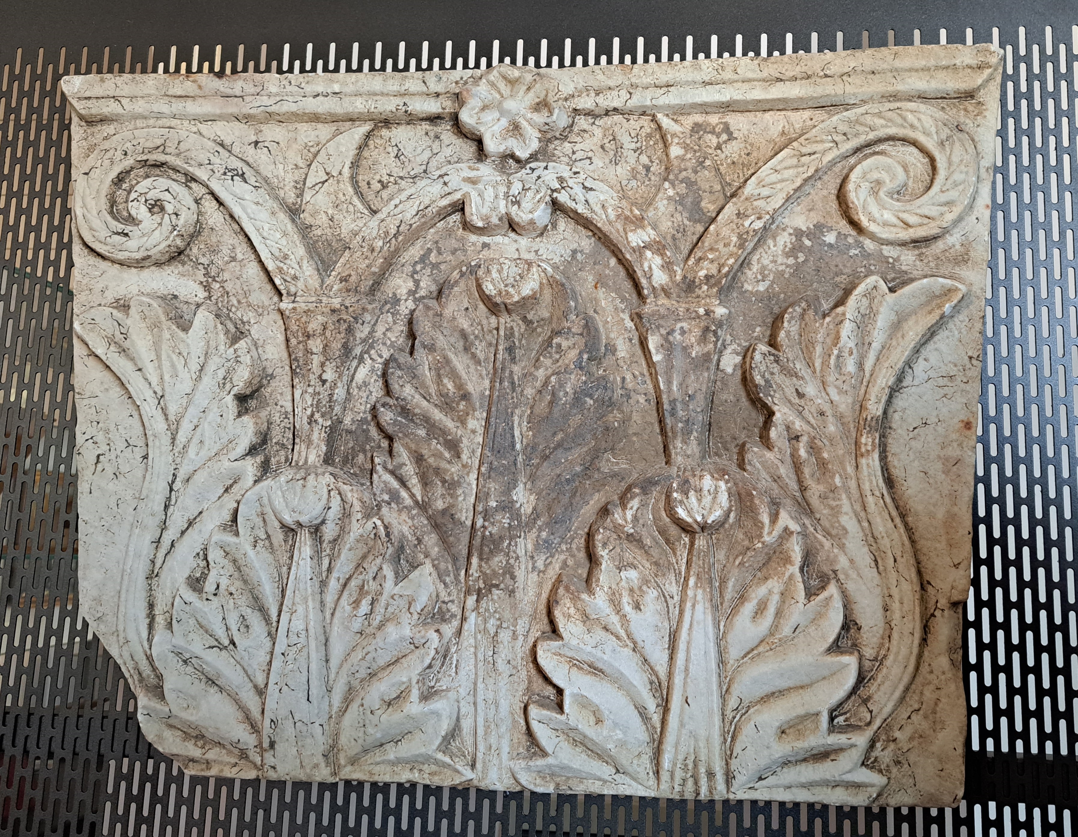 capitello di lesena, frammento - ambito laziale (XV)