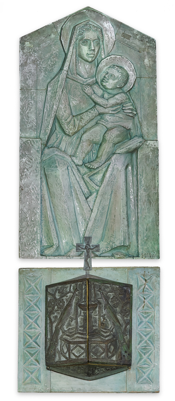 Madonna con Bambino in trono (rilievo) di Sbisà, Carlo (XX secolo)