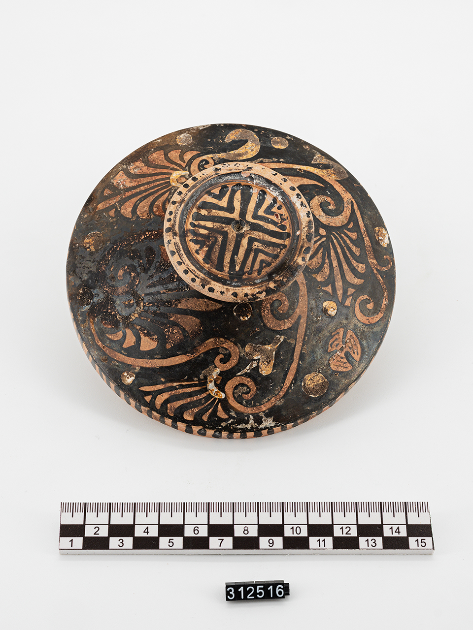 lekanis/ coperchio - produzione apula (seconda metà IV a.C)