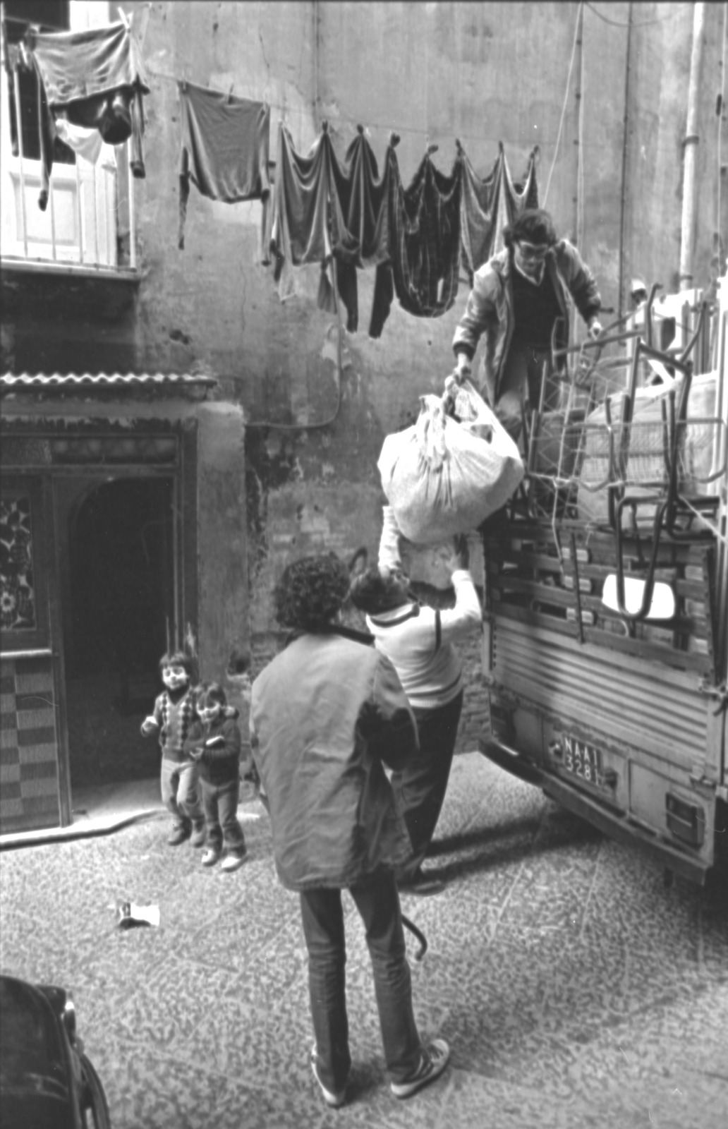 Napoli - Centro Storico - Terremoto - 1980 (negativo) di Fotosud (anni ottanta XX)