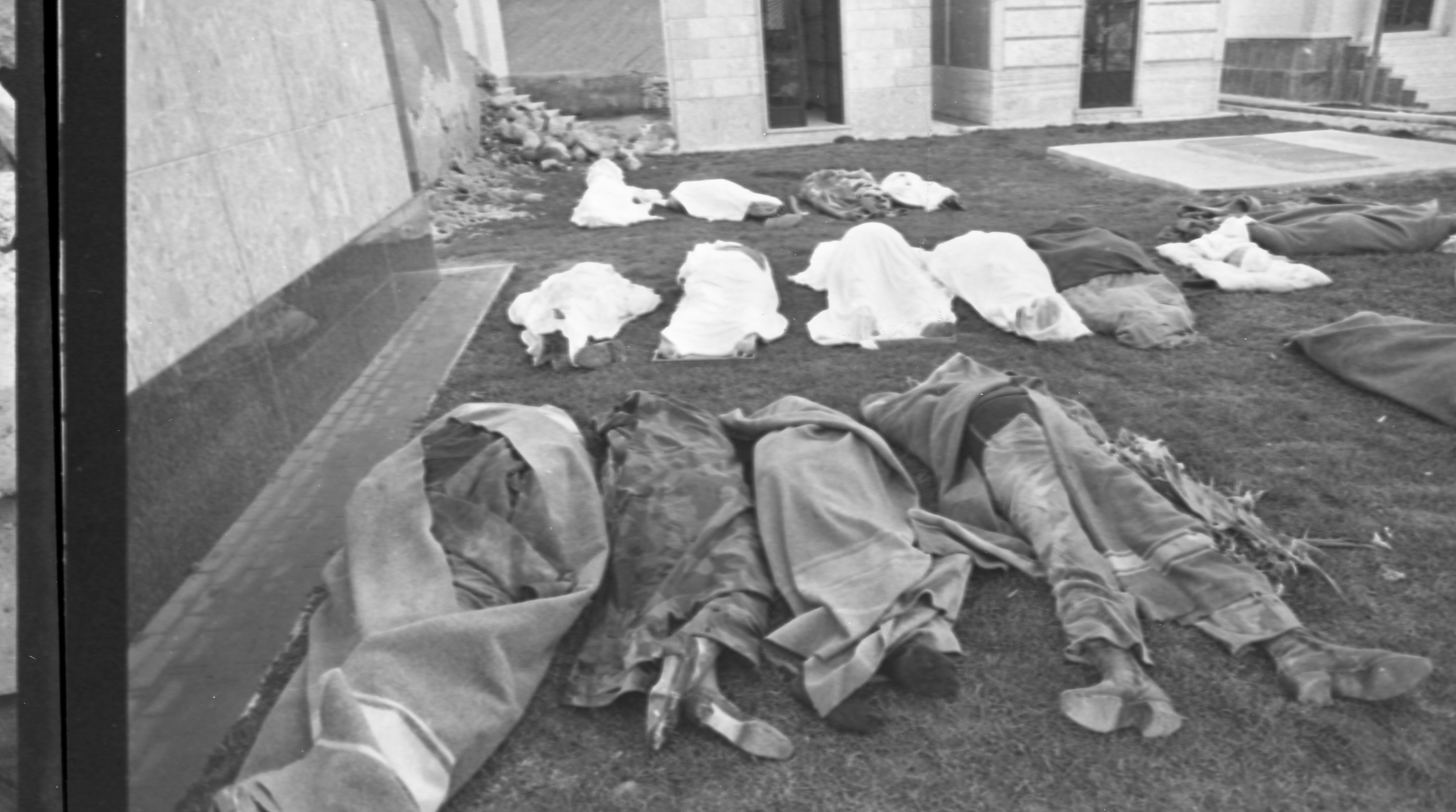 Sant'Angelo dei Lombardi - Terremoto - 1980 - cadaveri - corpi (negativo) di Fotosud (anni ottanta XX)