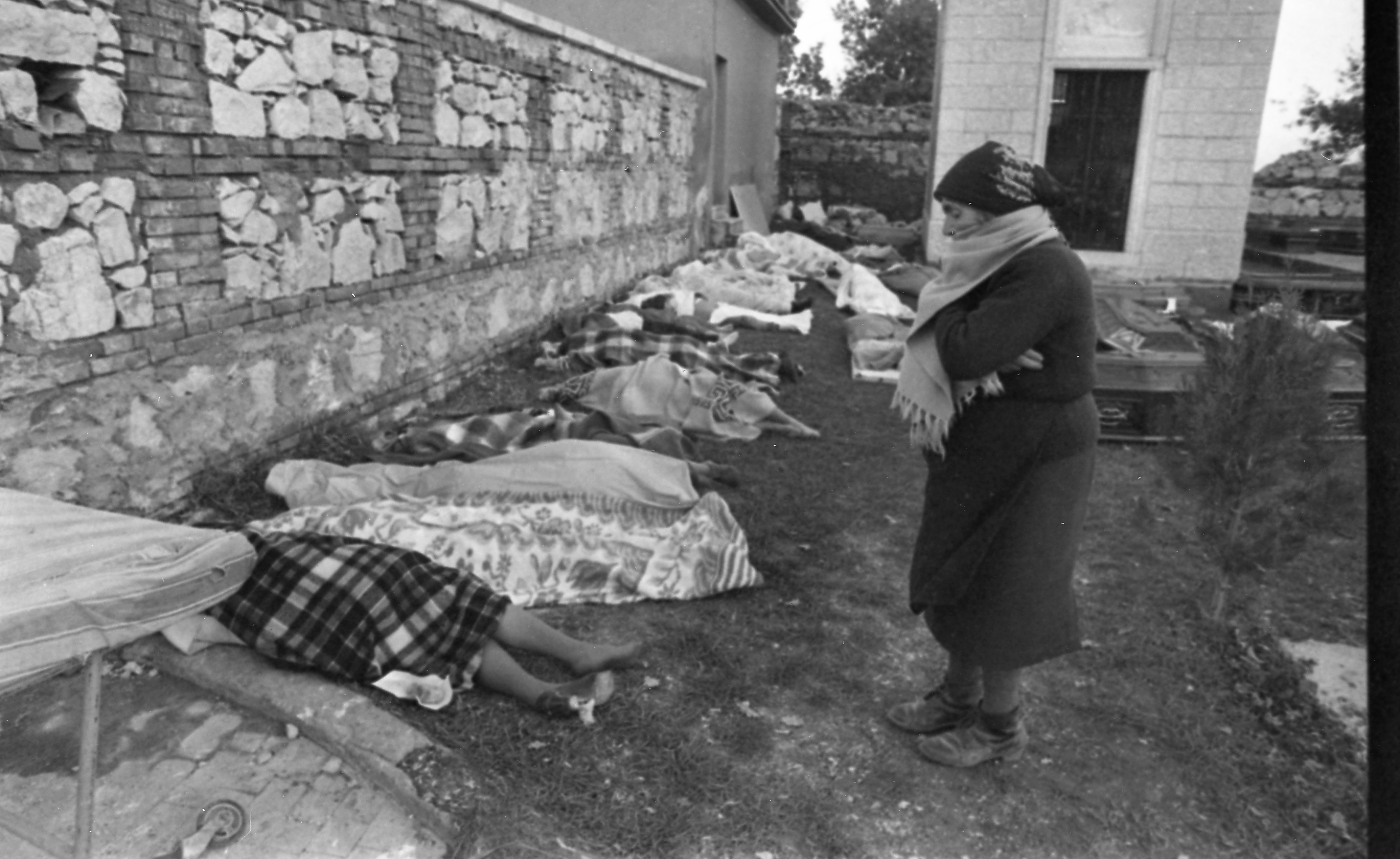 Terremoto - 1980 - cimitero - corpi - vittime - preghiera - signora - Sant'Angelo dei Lombardi (negativo) di Fotosud (anni ottanta XX)
