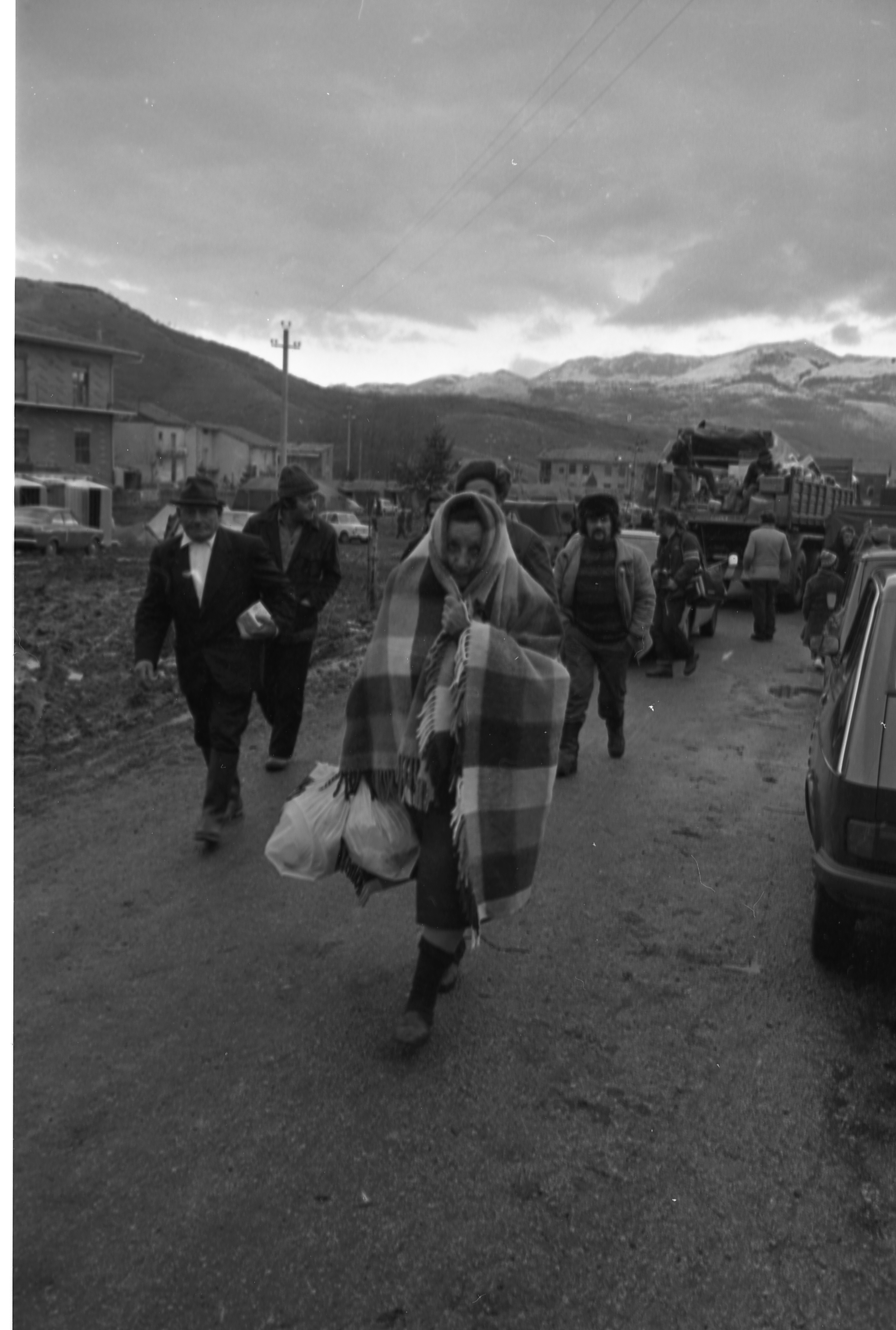 Volturara Irpina - Terremoto - 1980 - persone - macerie (negativo) di Fotosud (anni ottanta XX)