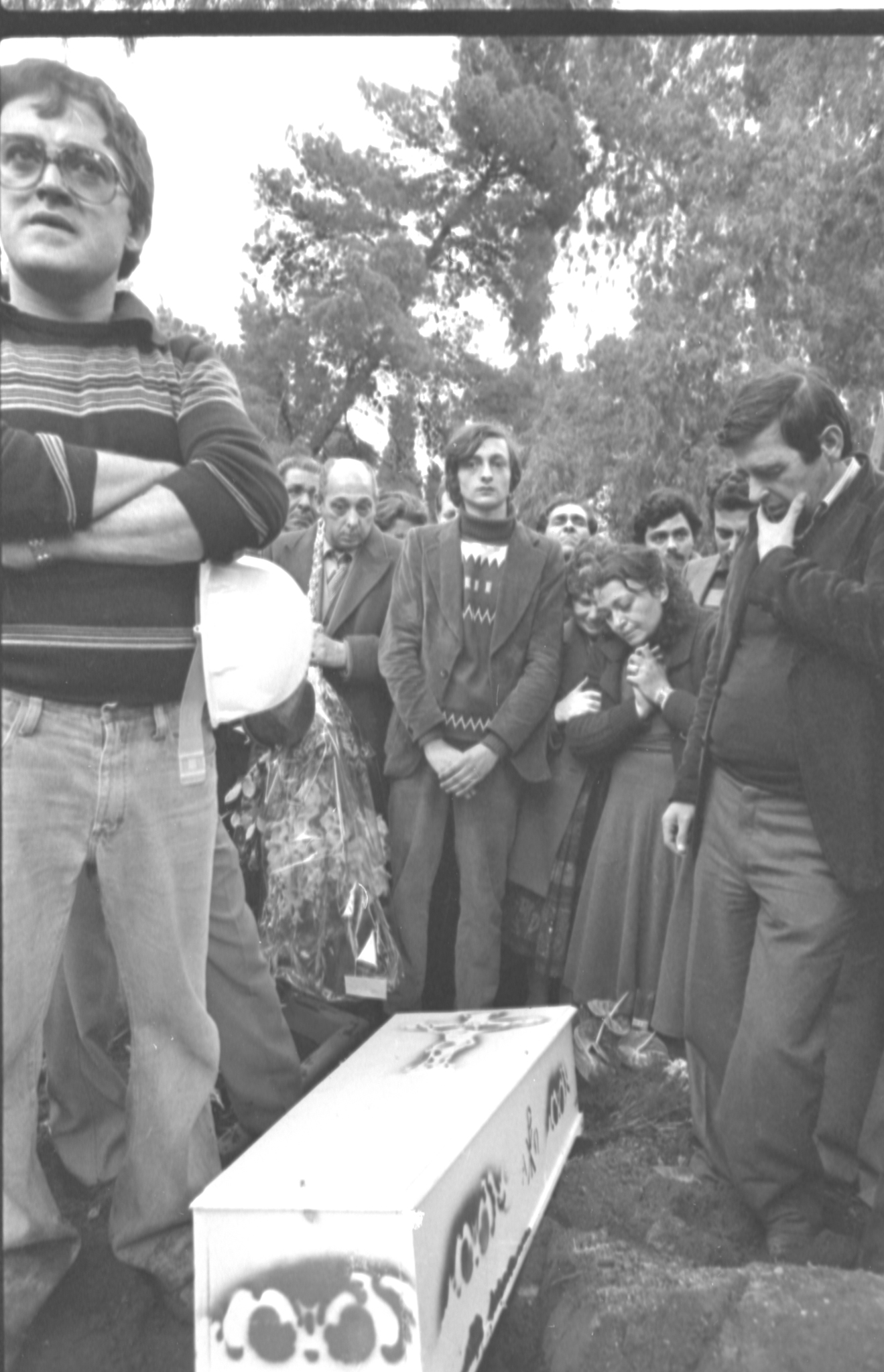 Sant'Angelo dei Lombardi - Terremoto - 1980 - persone - uomini - funerale - bara (negativo) di Fotosud (anni ottanta XX)