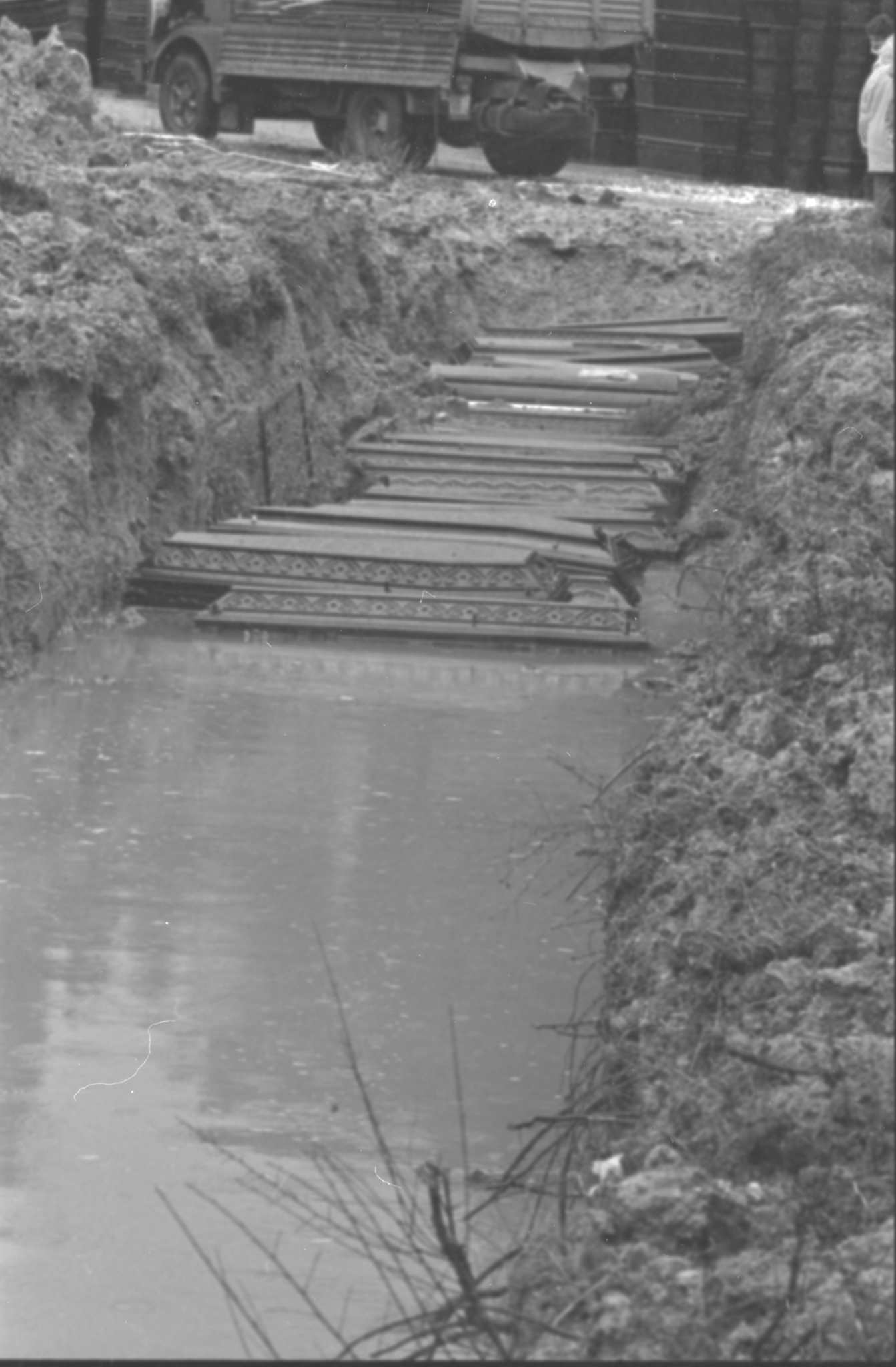 Avellino - Lioni - Terremoto - 1980 - bare (negativo) di Fotosud (anni ottanta XX)