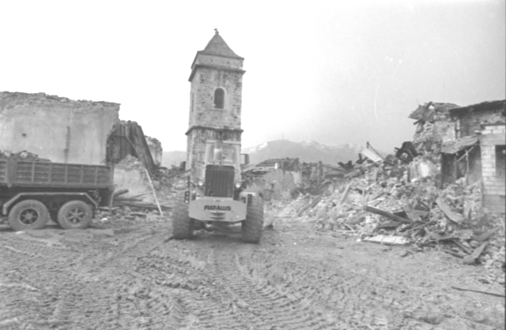 Lioni - Avellino - Terremoto - 1980 - macerie - soccorso - centro storico (negativo) di Fotosud (anni ottanta XX)