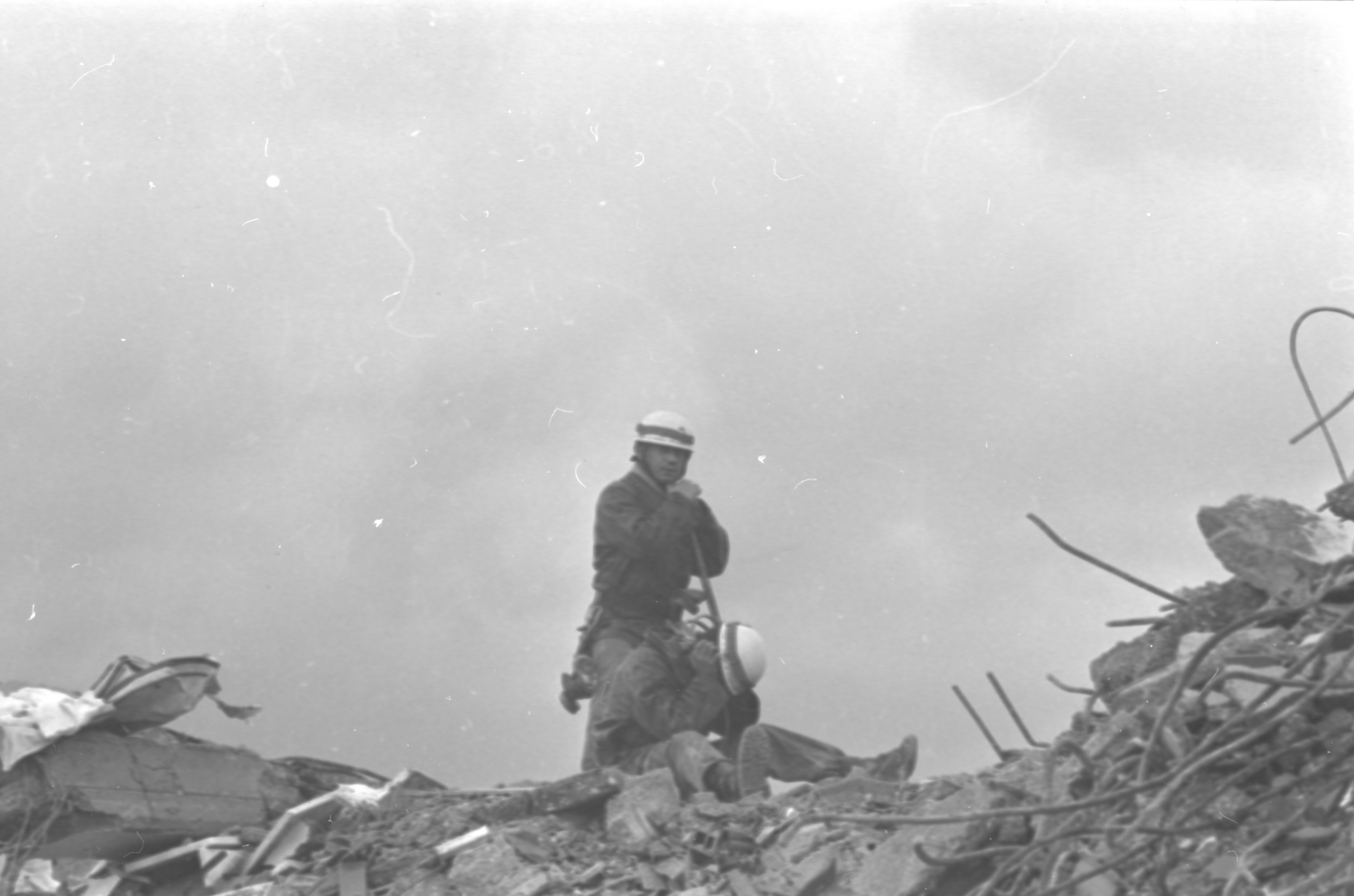 Lioni - soccorso - Terremoto - 1980 - macerie (negativo) di Fotosud (anni ottanta XX)