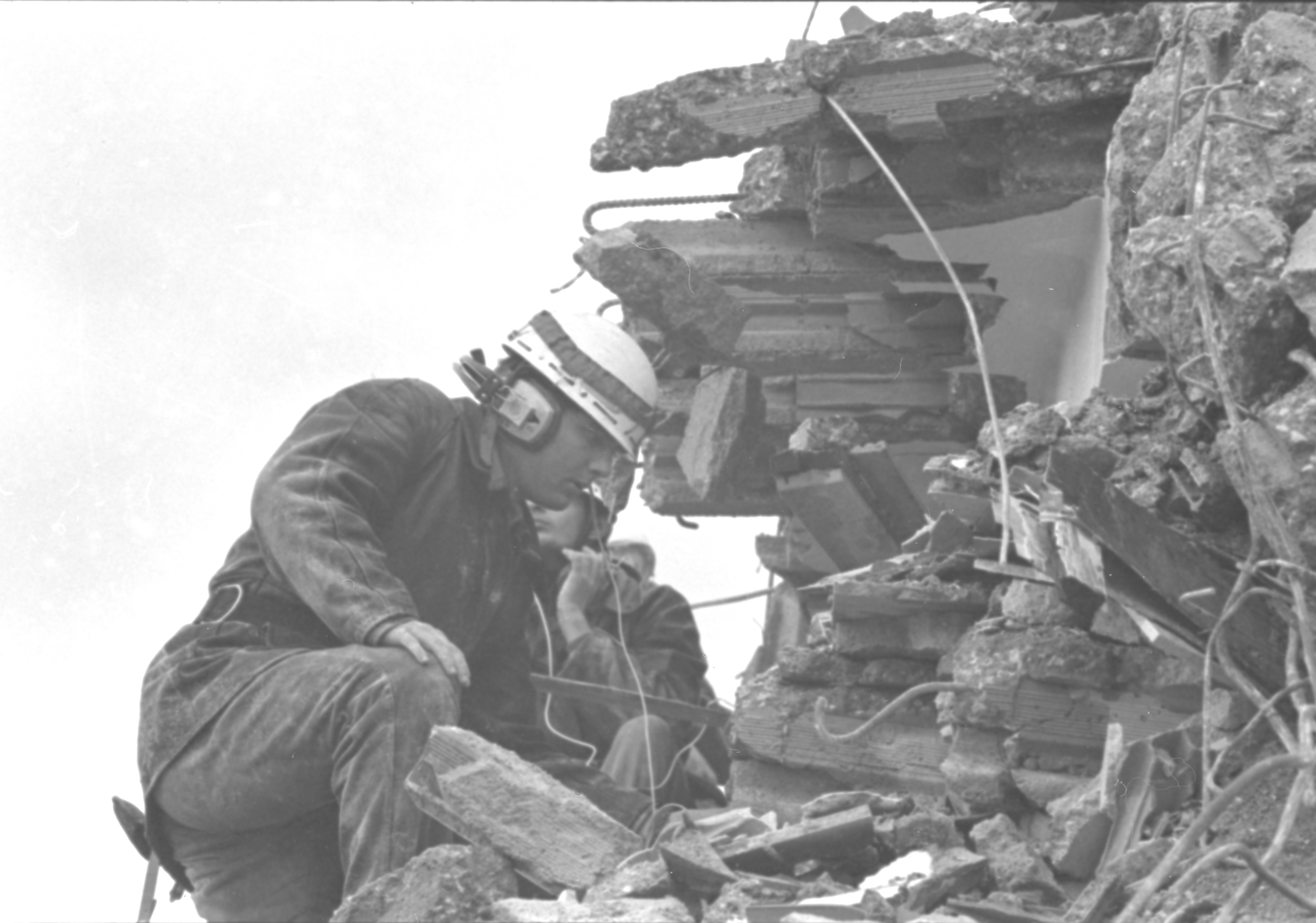 Lioni - soccorso - Terremoto - 1980 - macerie (negativo) di Fotosud (anni ottanta XX)
