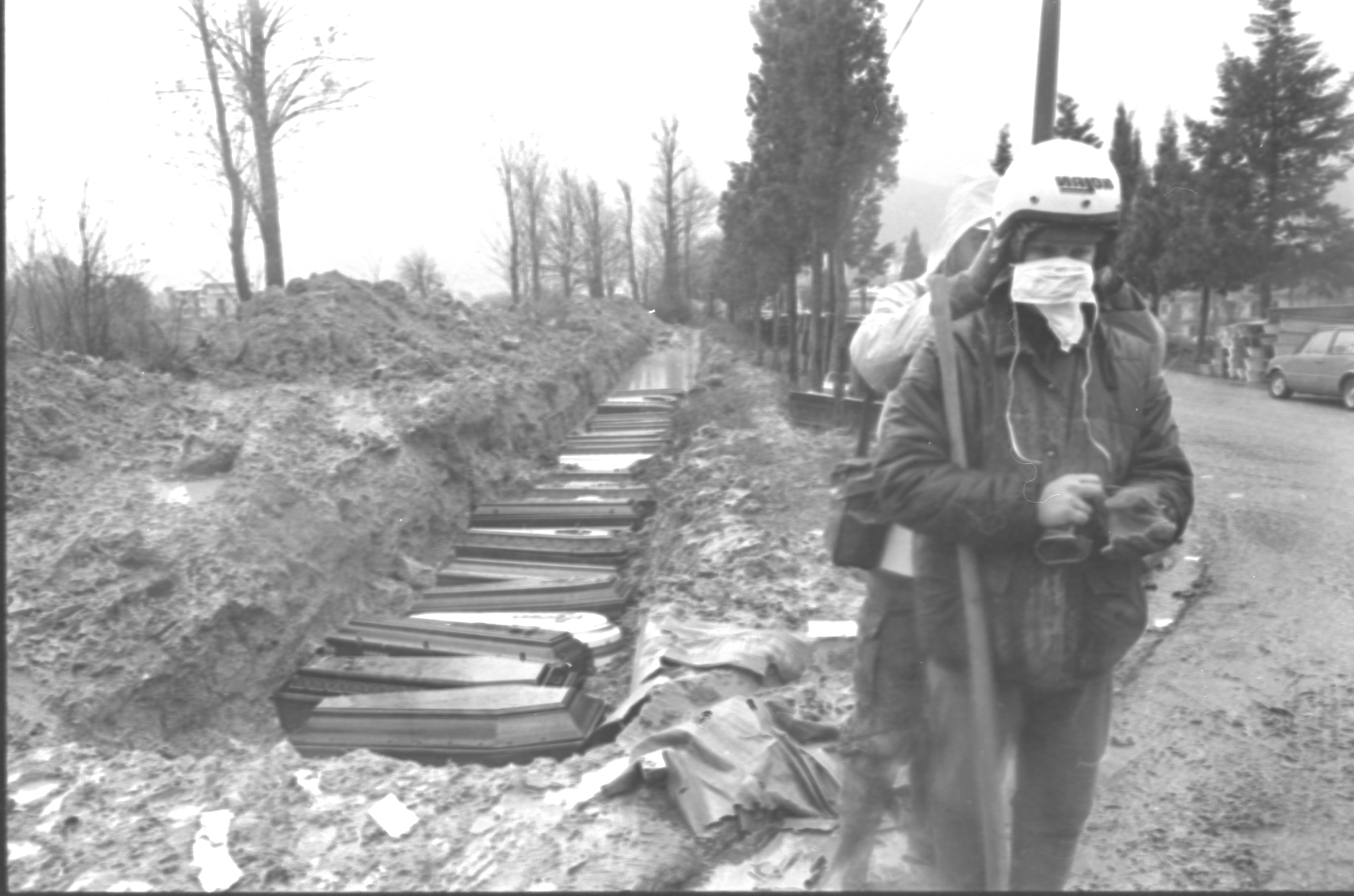 Lioni - Terremoto - 1980 - bare - soccorso - (negativo) di Fotosud (anni ottanta XX)
